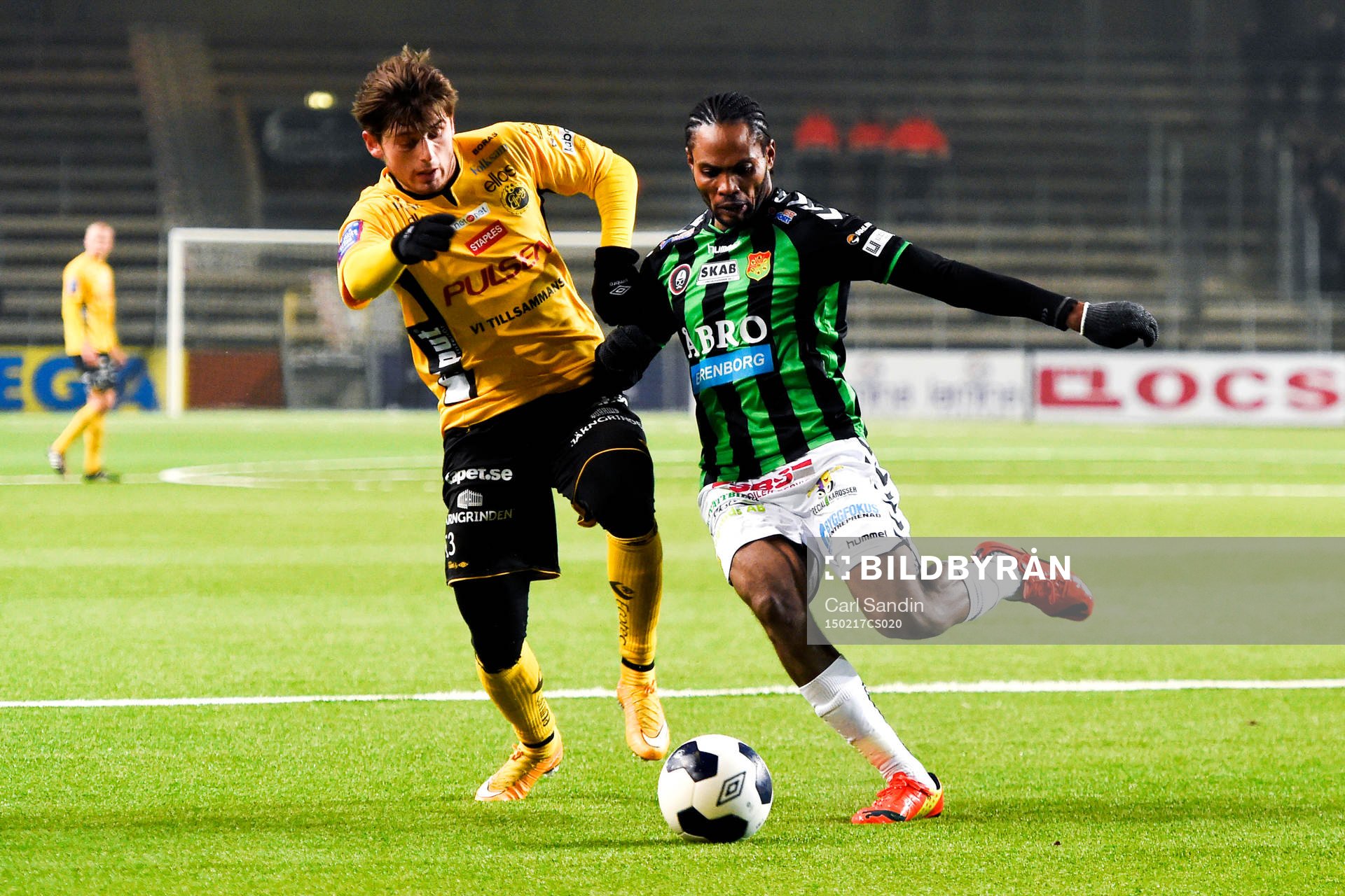Elfsborgs Arber Zeneli och Gais Richard Ntomba Ekunde under en träningsmatch i fotboll mellan Elfsborg och Gais den 17 februari 2015 i Borås.