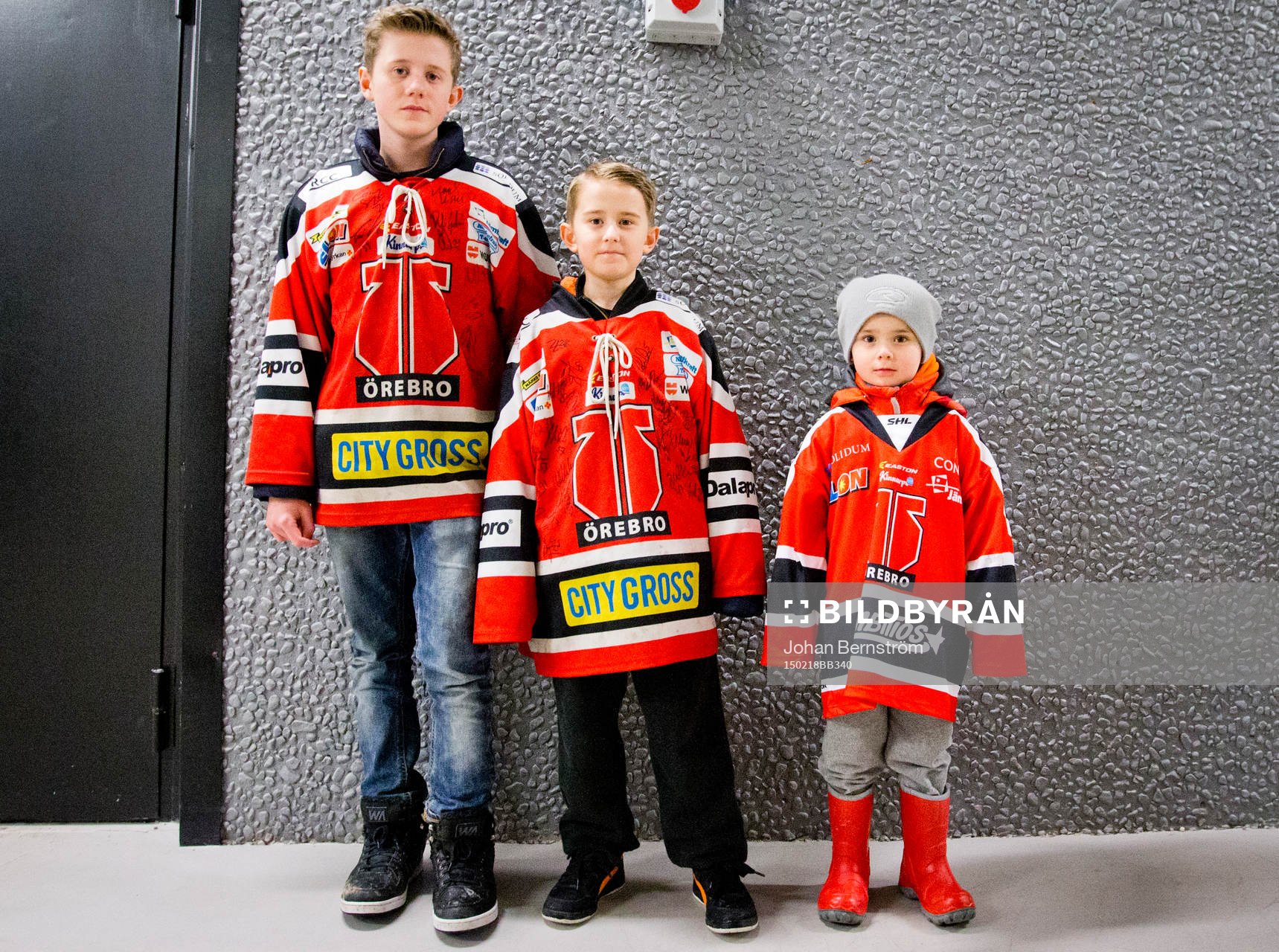 Tre stycken bröder och Örebrosupportrar i signerade