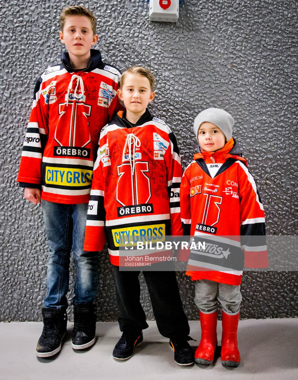 Tre stycken bröder och Örebrosupportrar i signerade