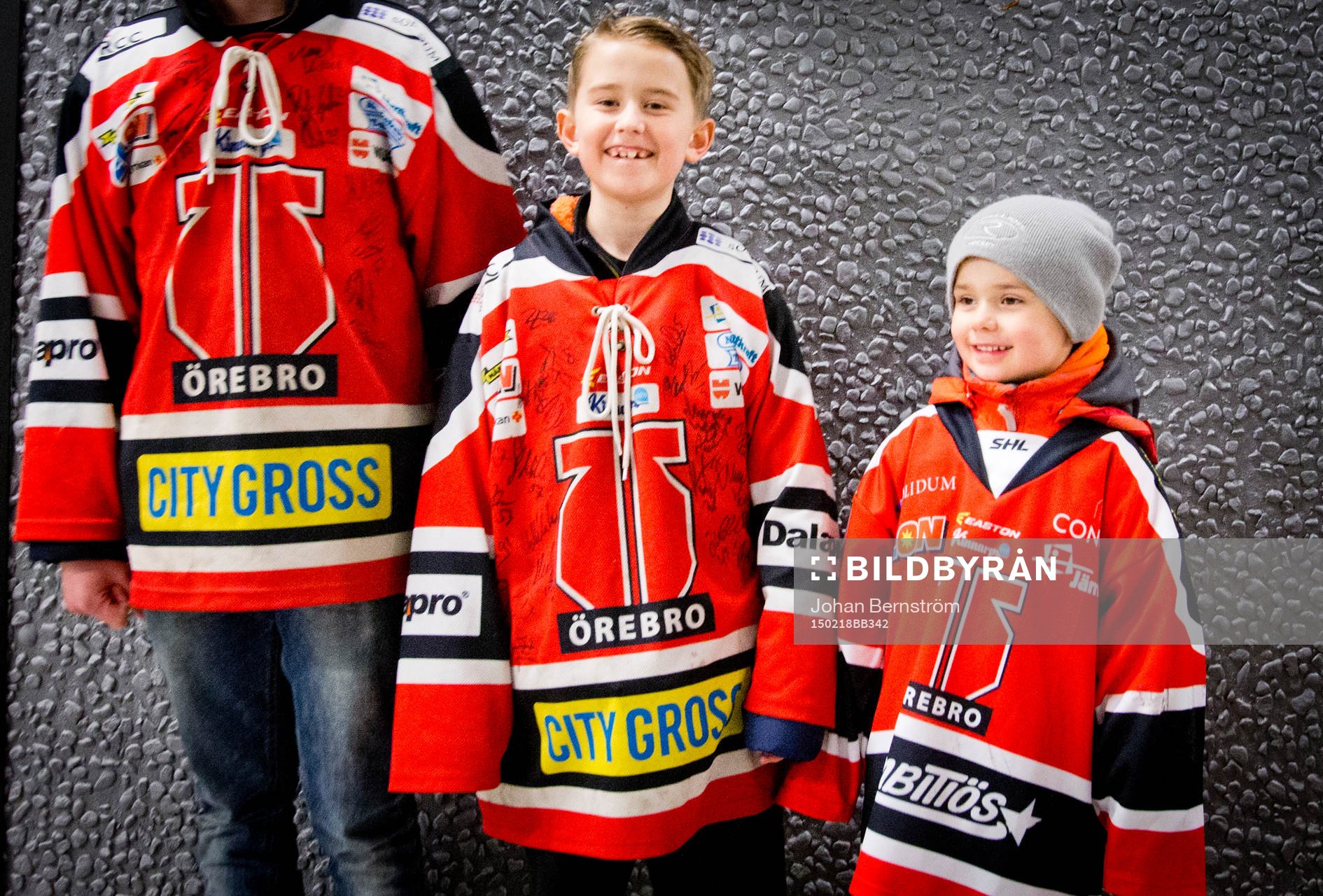 Tre stycken bröder och Örebrosupportrar i signerade