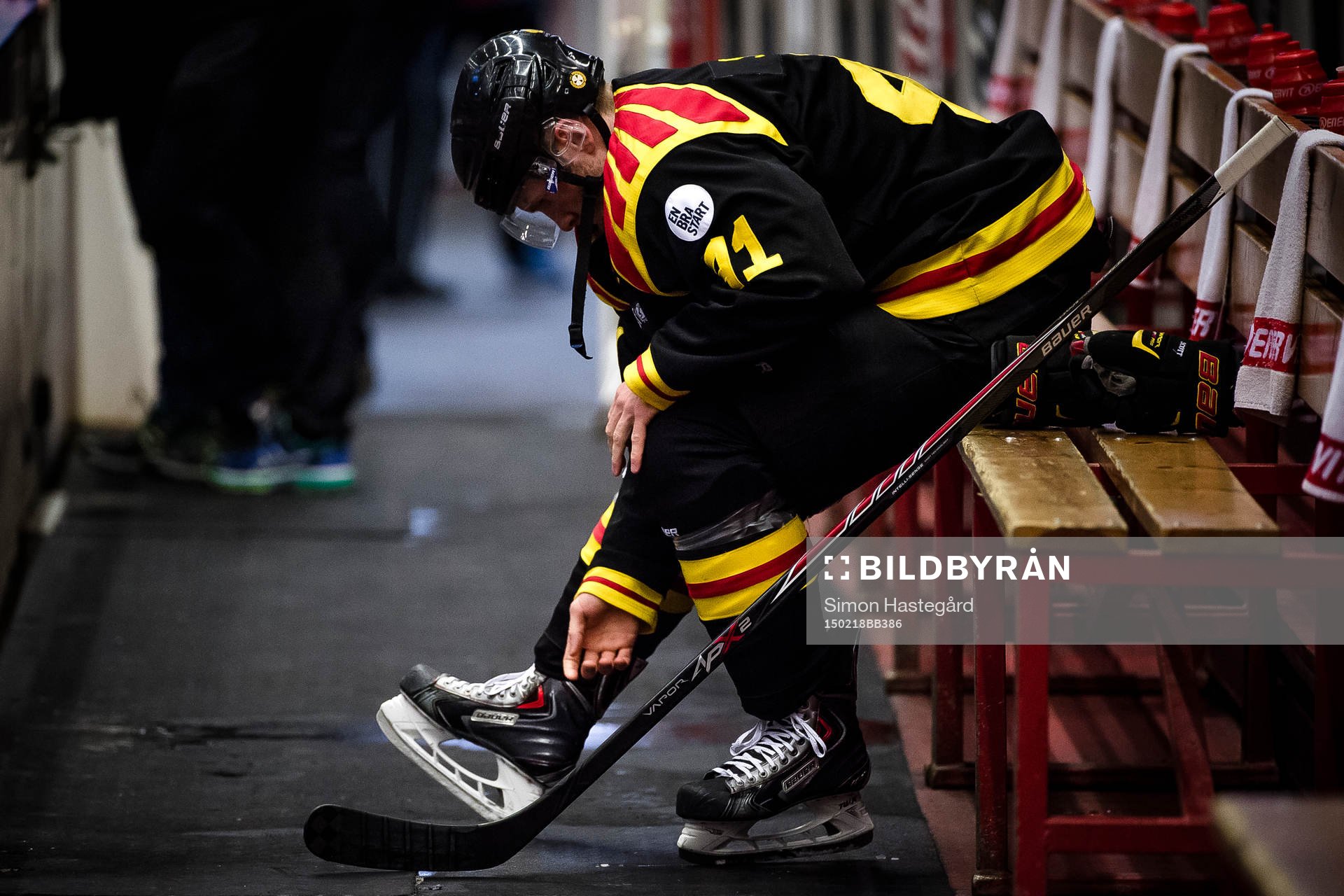 Brynäs Greg Scott knyter skridskorna före ishockeymatchen