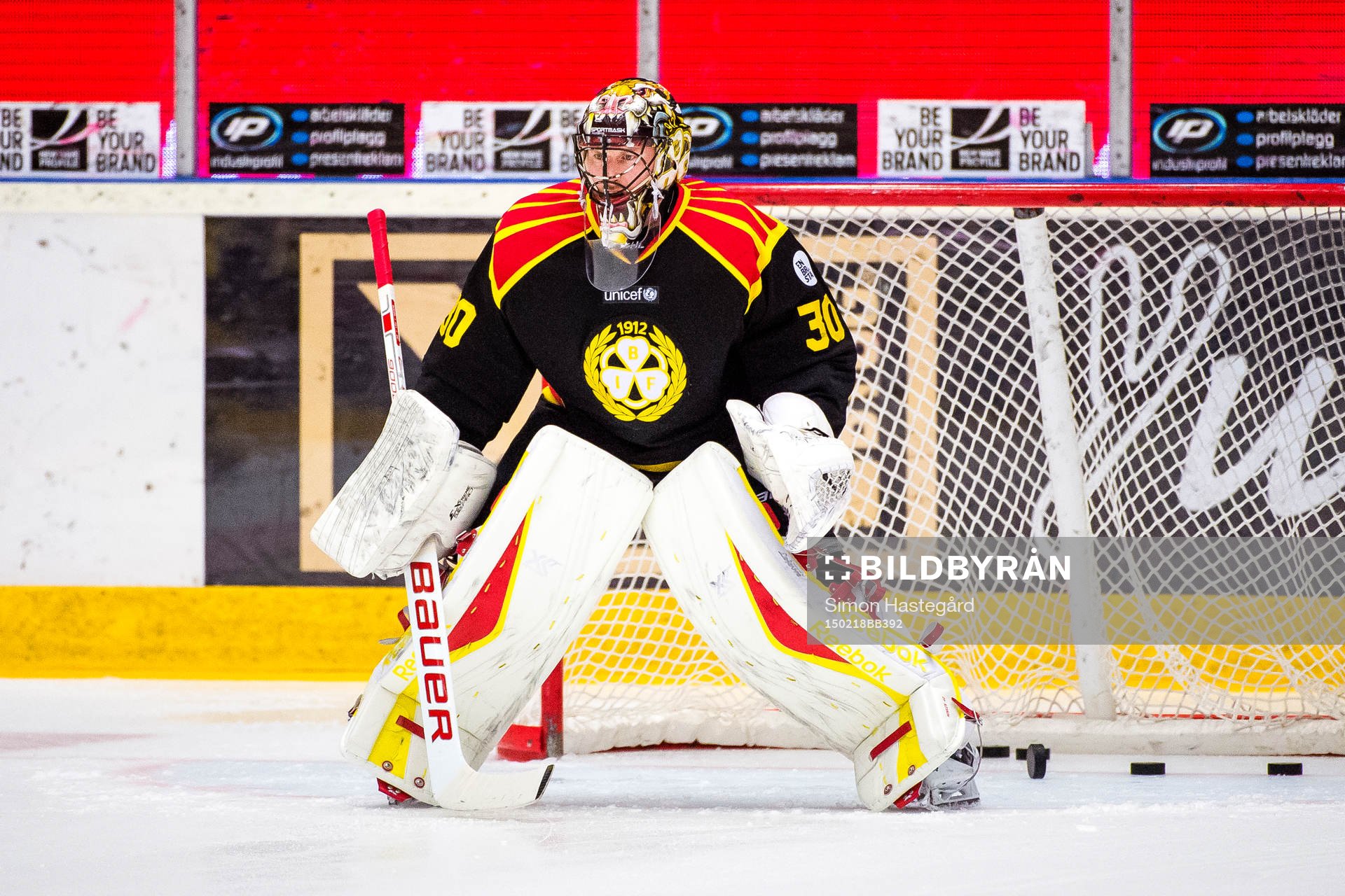 Brynäs målvakt Johan Holmqvist före ishockeymatchen i