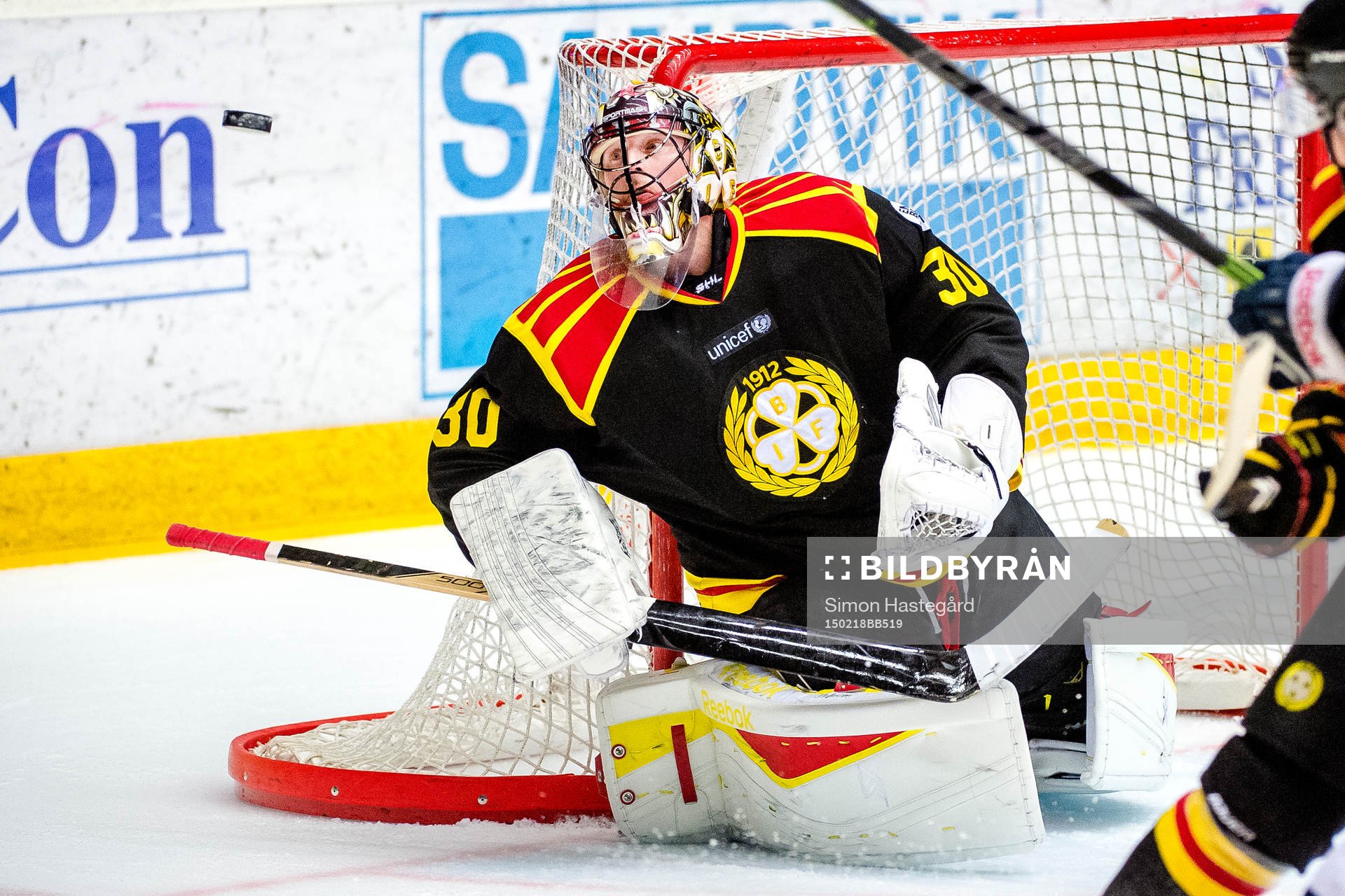 Brynäs målvakt Johan Holmqvist letar puck