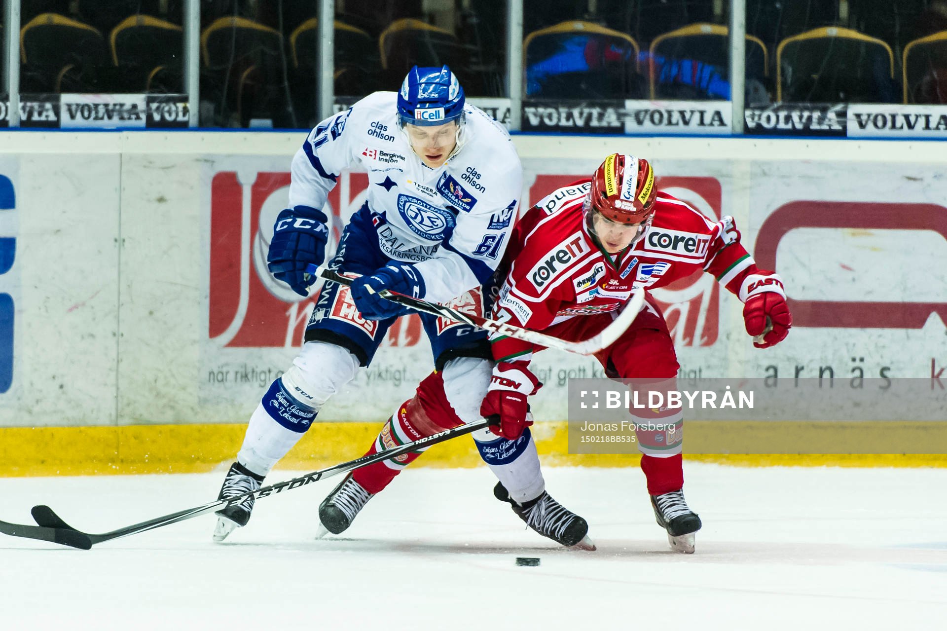 Leksands Johan Ryno kämpar emot Modos Emil Djuse