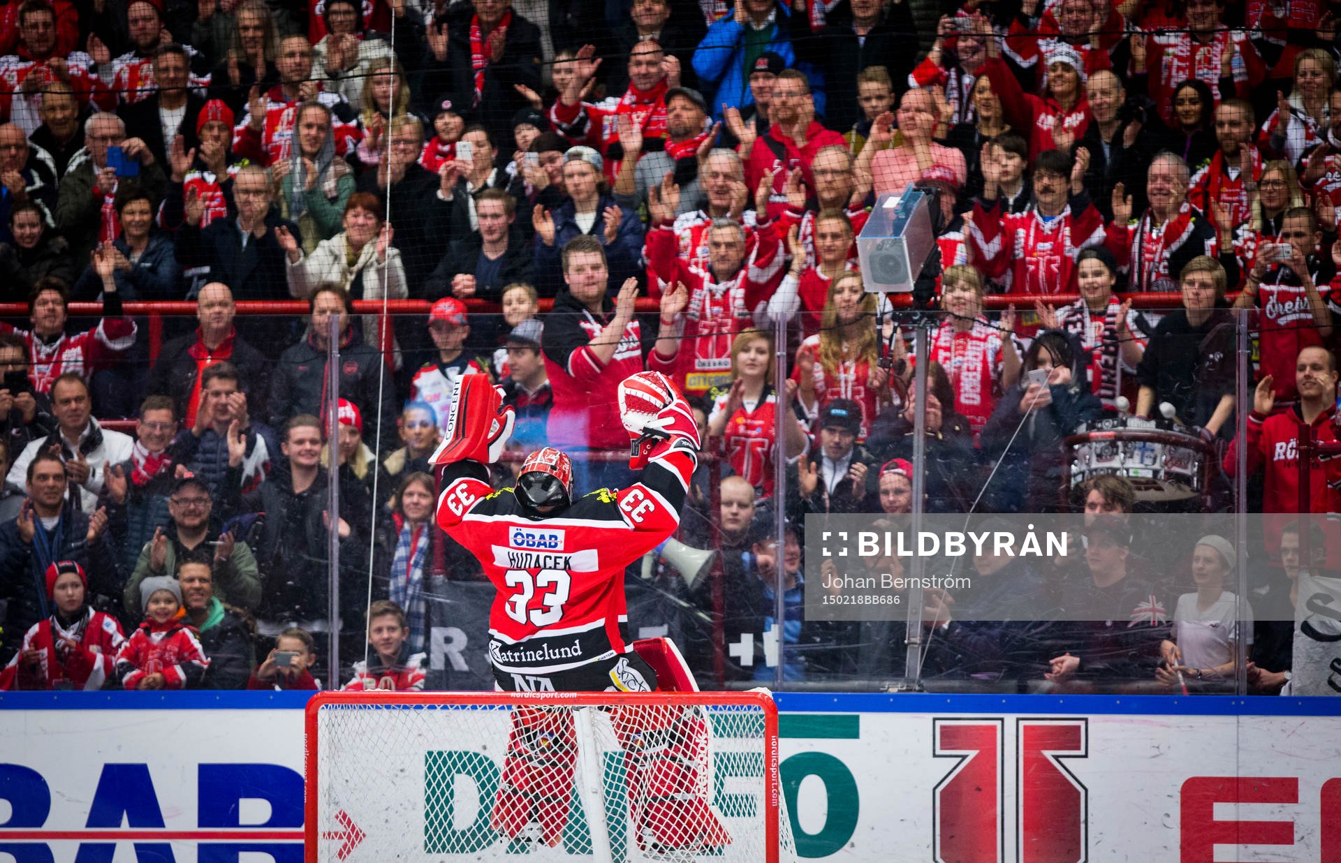 Örebros målvakt Julius Hudacek jublar och spexar framför