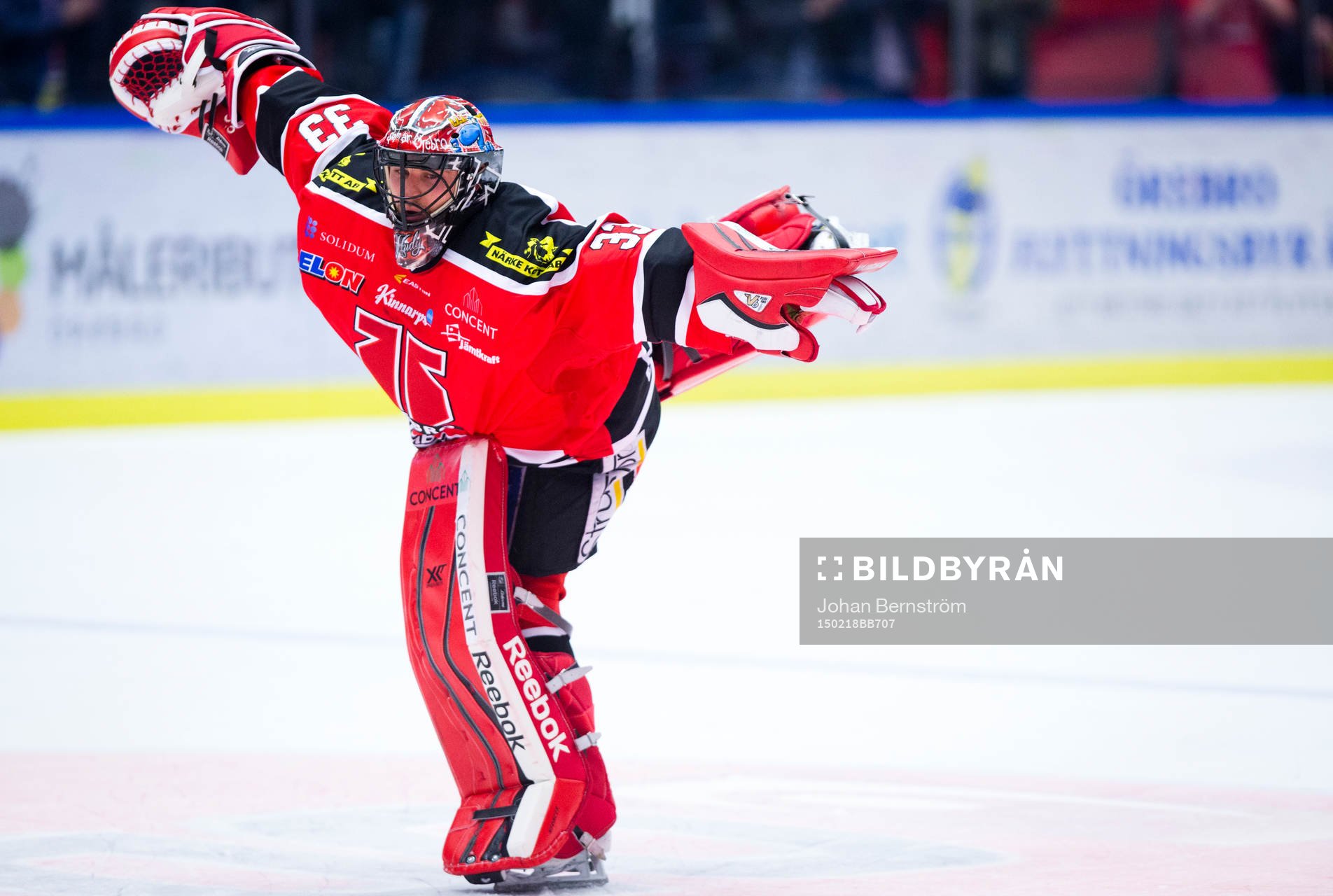 Örebros målvakt Julius Hudacek visar upp sina