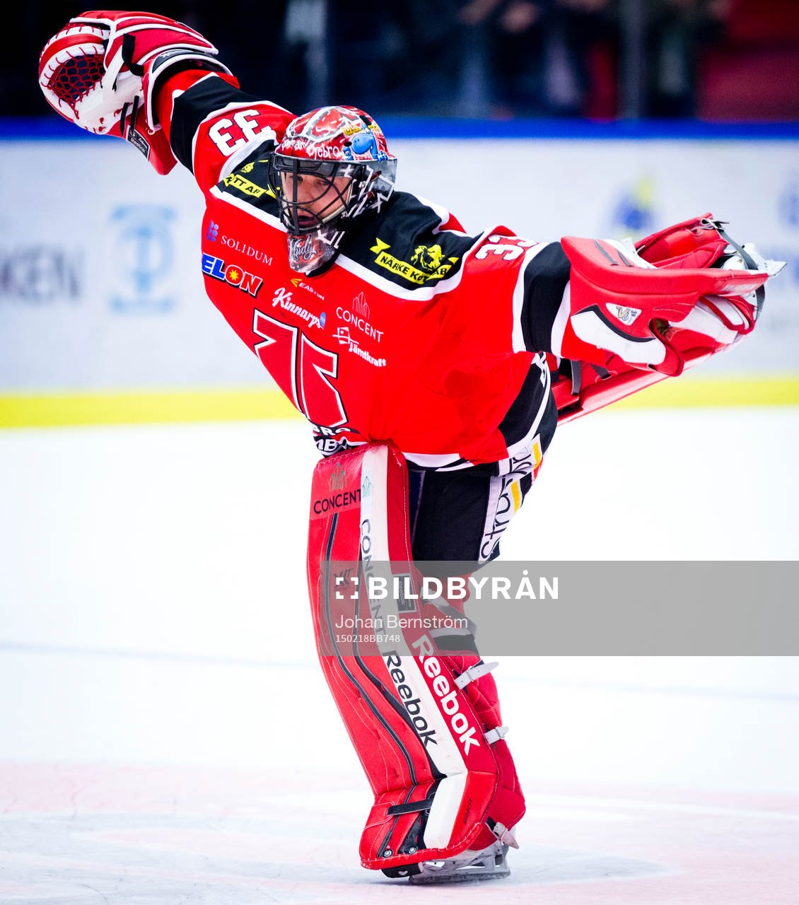 Örebros målvakt Julius Hudacek visar upp sina