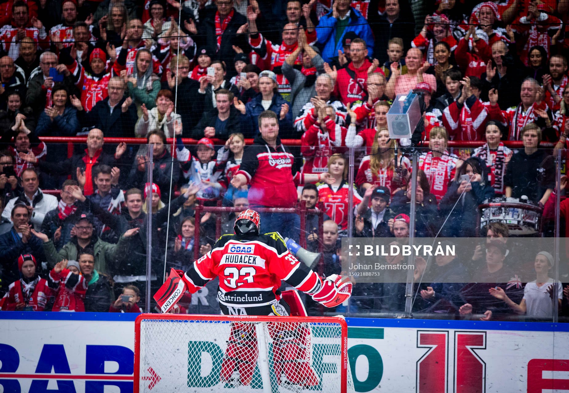 Örebros målvakt Julius Hudacek jublar med fansen
