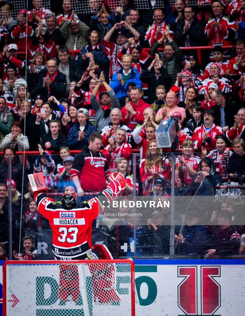 Örebros målvakt Julius Hudacek jublar med fansen