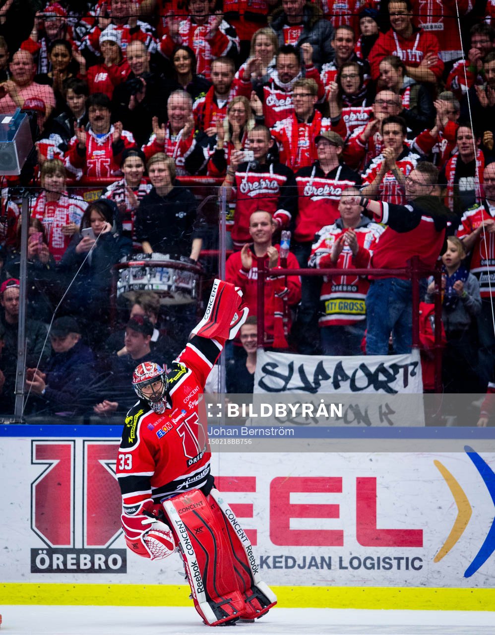 Örebros målvakt Julius Hudacek jublar med fansen