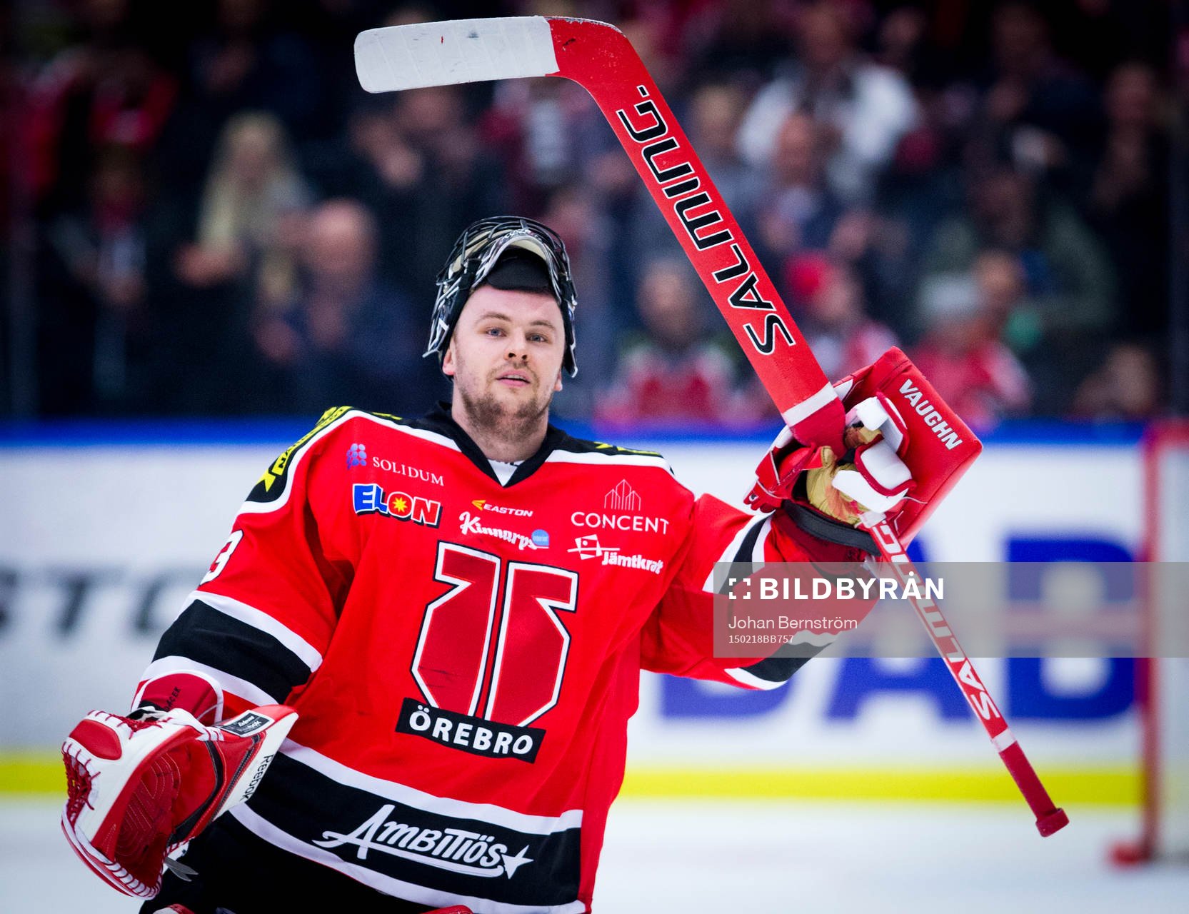 Örebros målvakt Julius Hudacek jublar med fansen