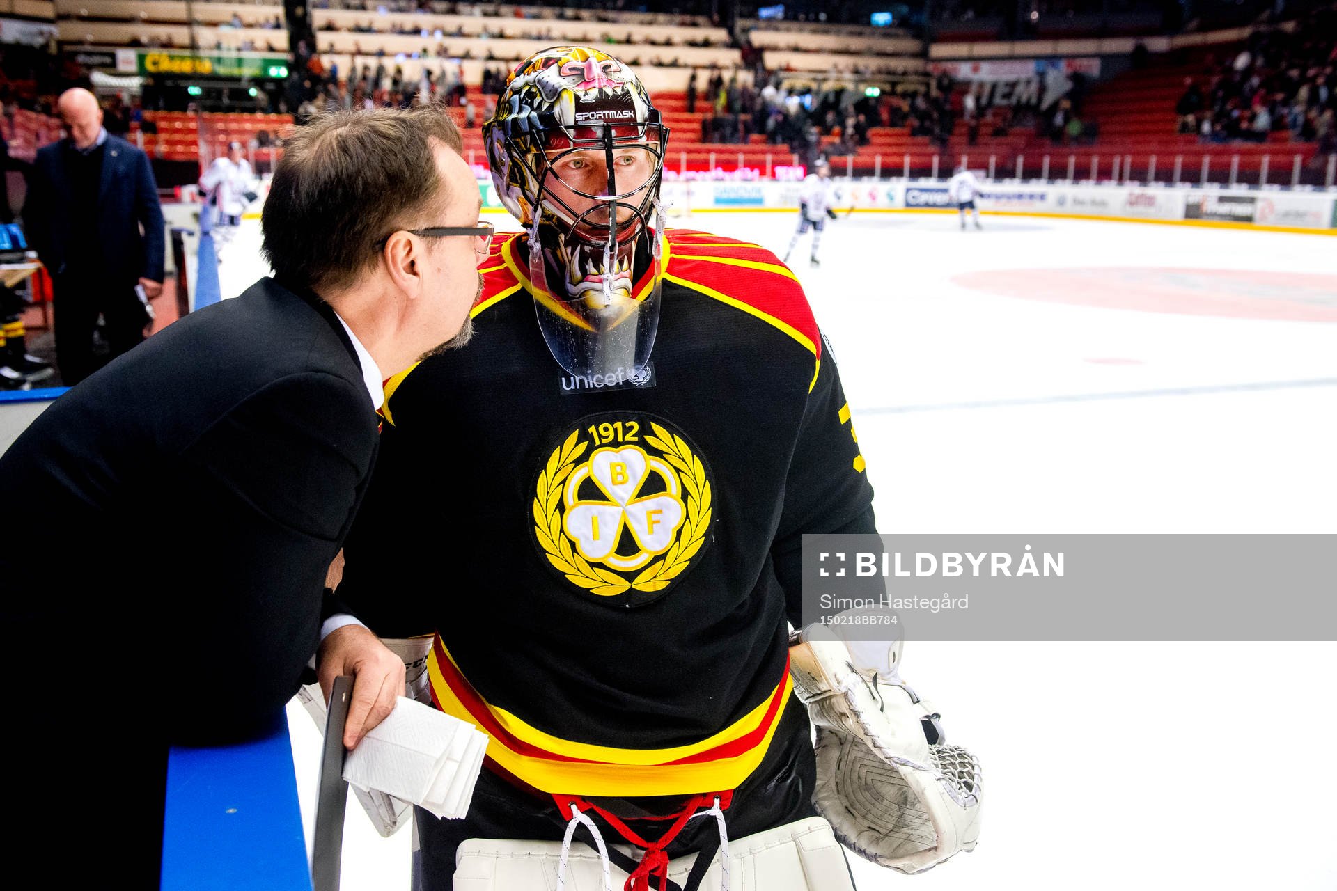 Brynäs målvaktstränare Per-Erik Alcén i samtal med