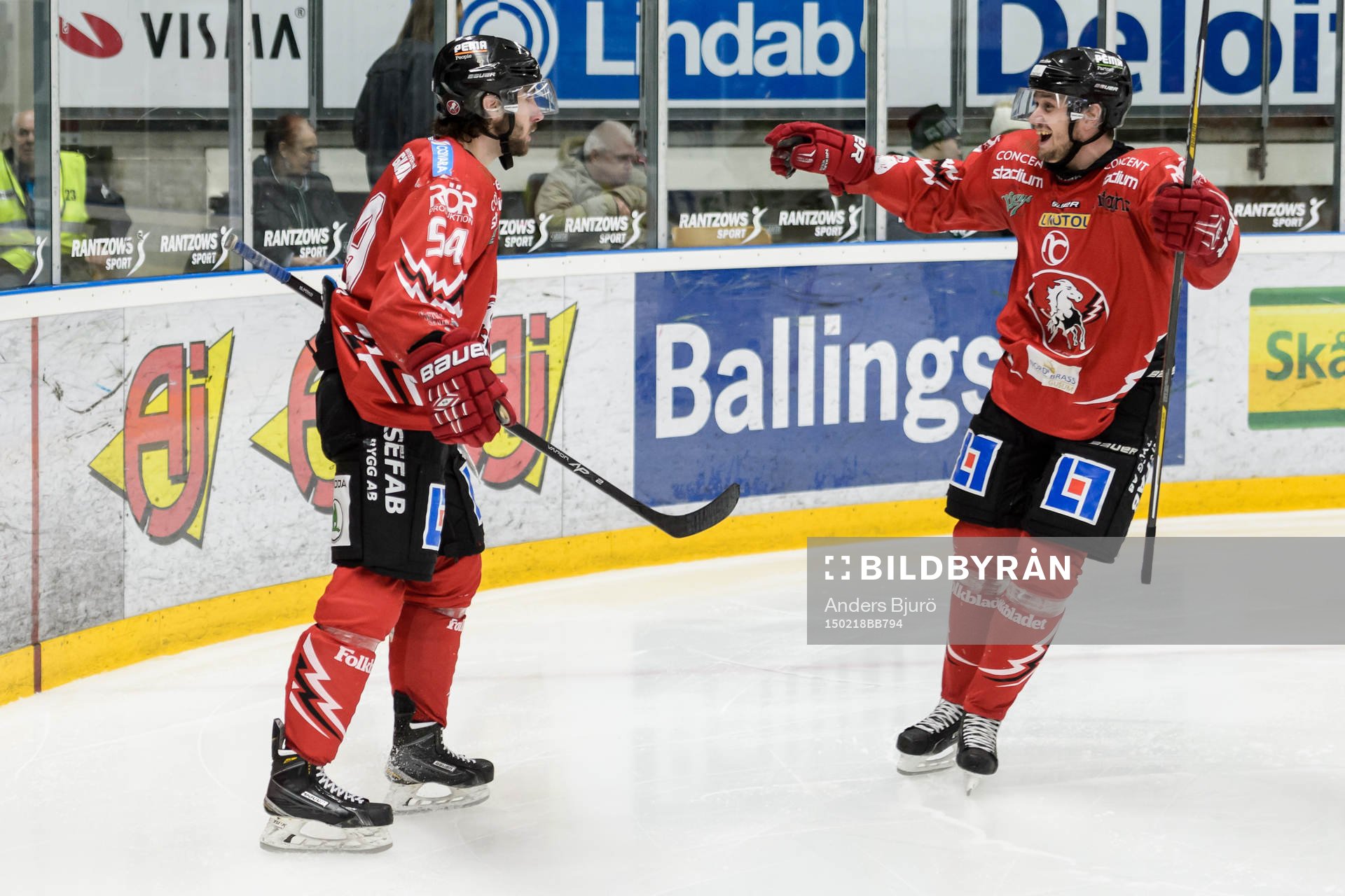 Vita Hästens Adam Schmidt och Linus Näsström firar