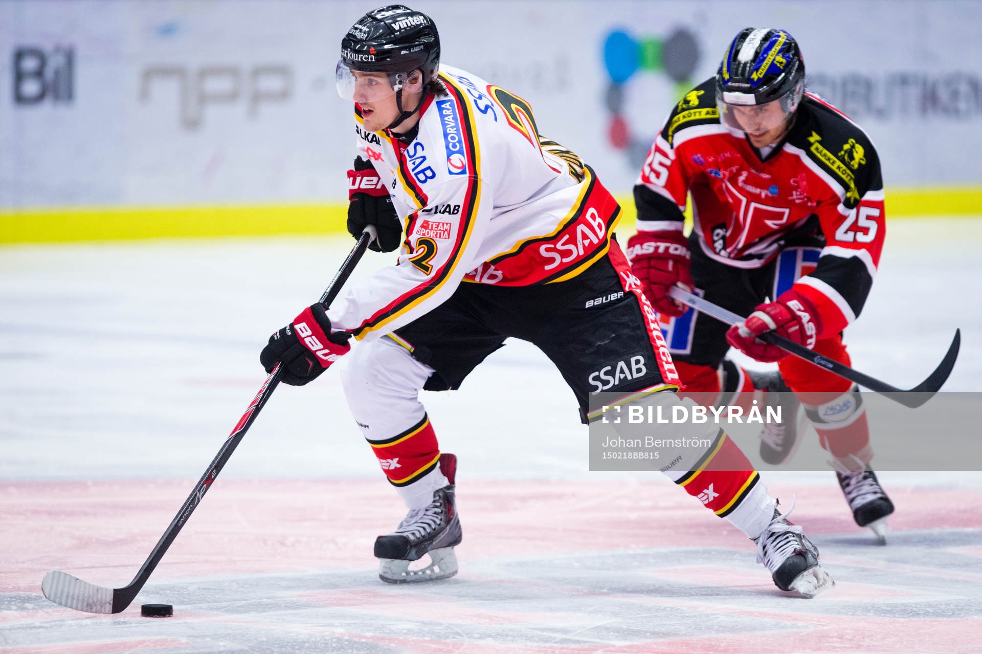 Luleås Dean Kukan jagas av Örebros Martin Johansson