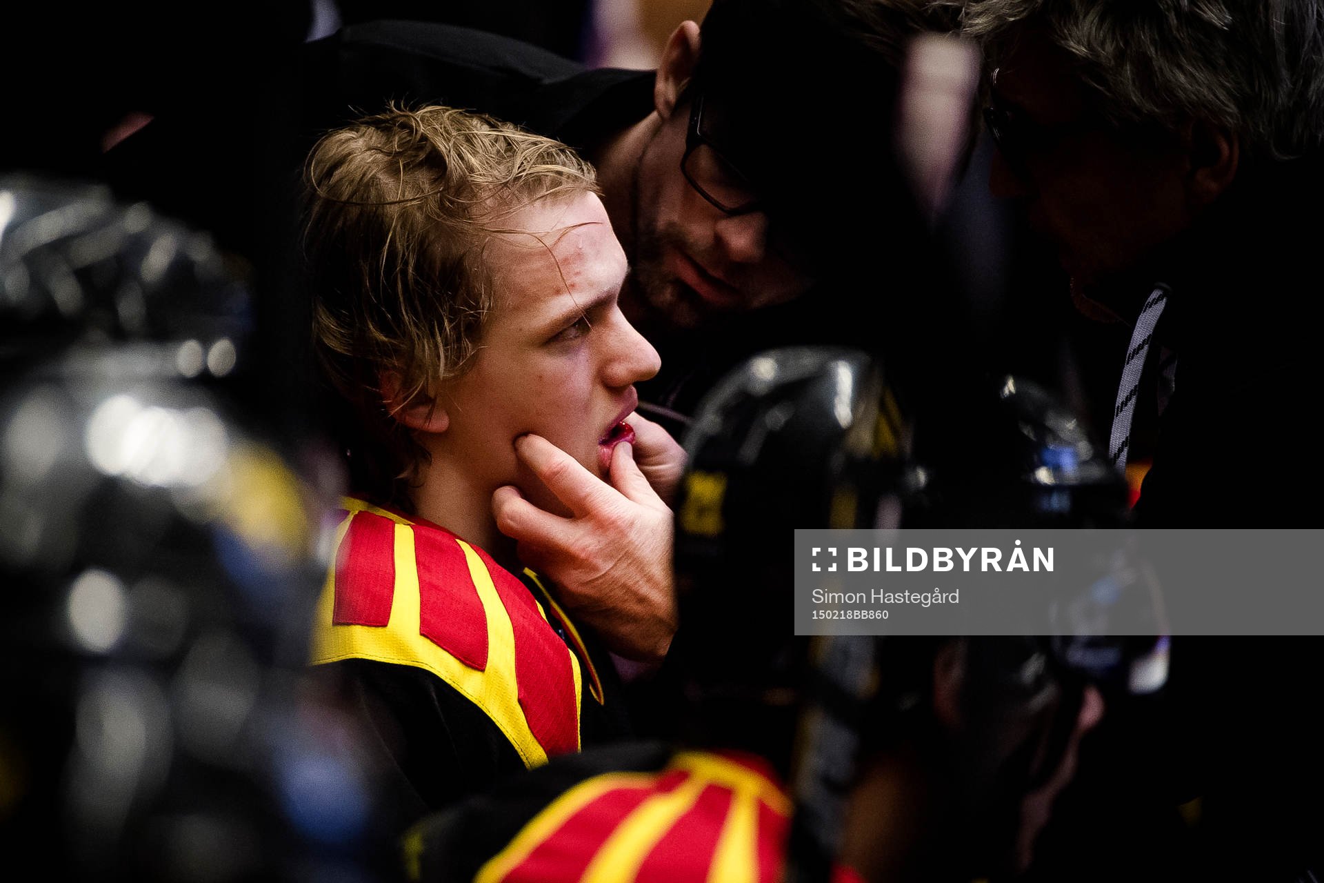 Brynäs Oskar Lindblom undersöks i båset