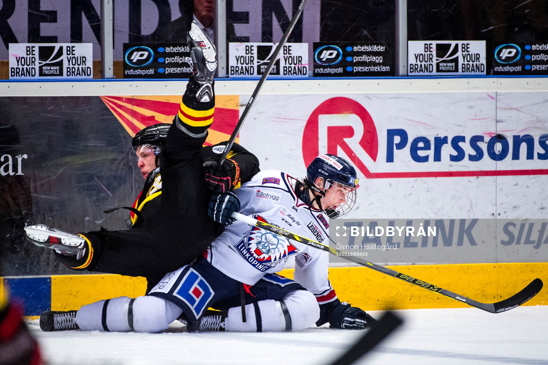 Brynäs Greg Scott faller över Linköpings Petter Hansson