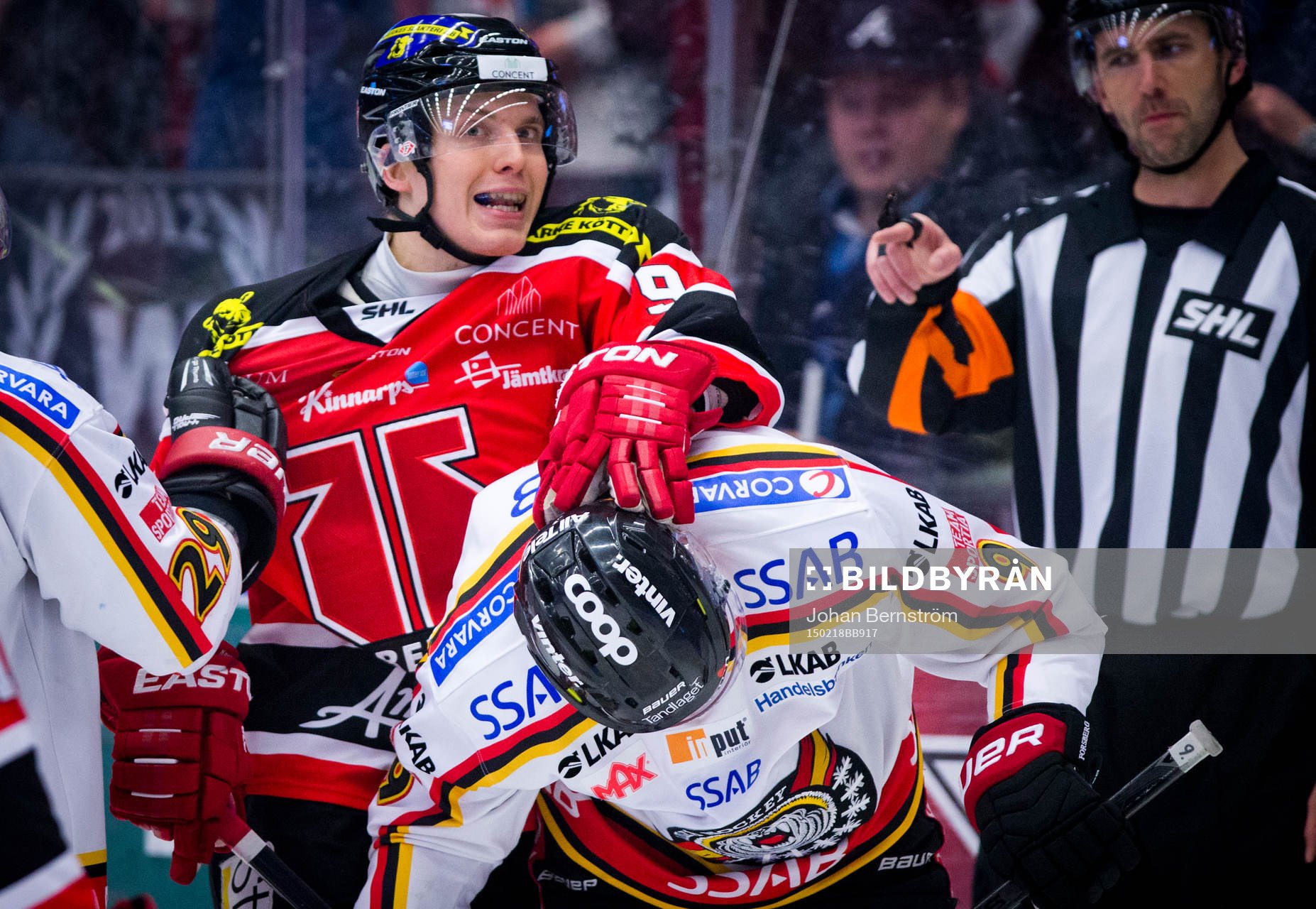Örebros Joonas Jalvanti  trycker ner Luleås Johan Forsberg