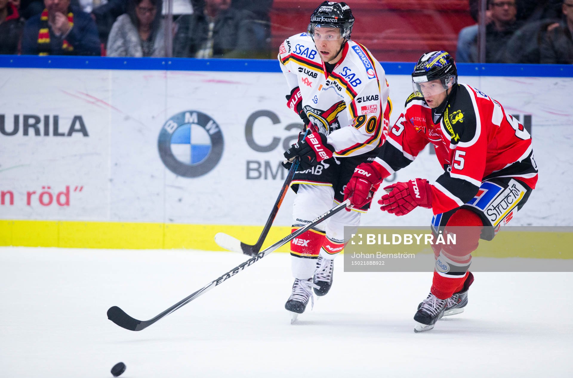 Luleås Johan Harju och Örebros Kalle Olsson i kamp pucken