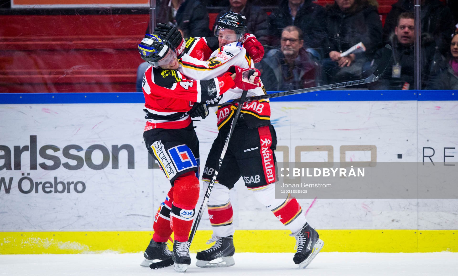 Örebros Johan Adolfsson och Luleås Cam Abbott boxas