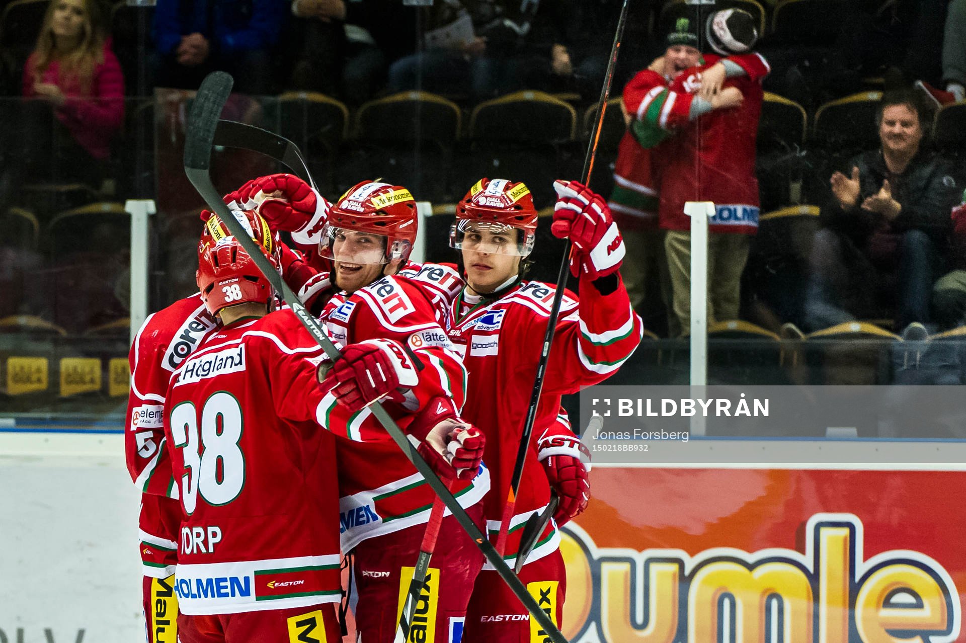 Modos Joonas Nättinen gör mål och firar medNichlas Torp