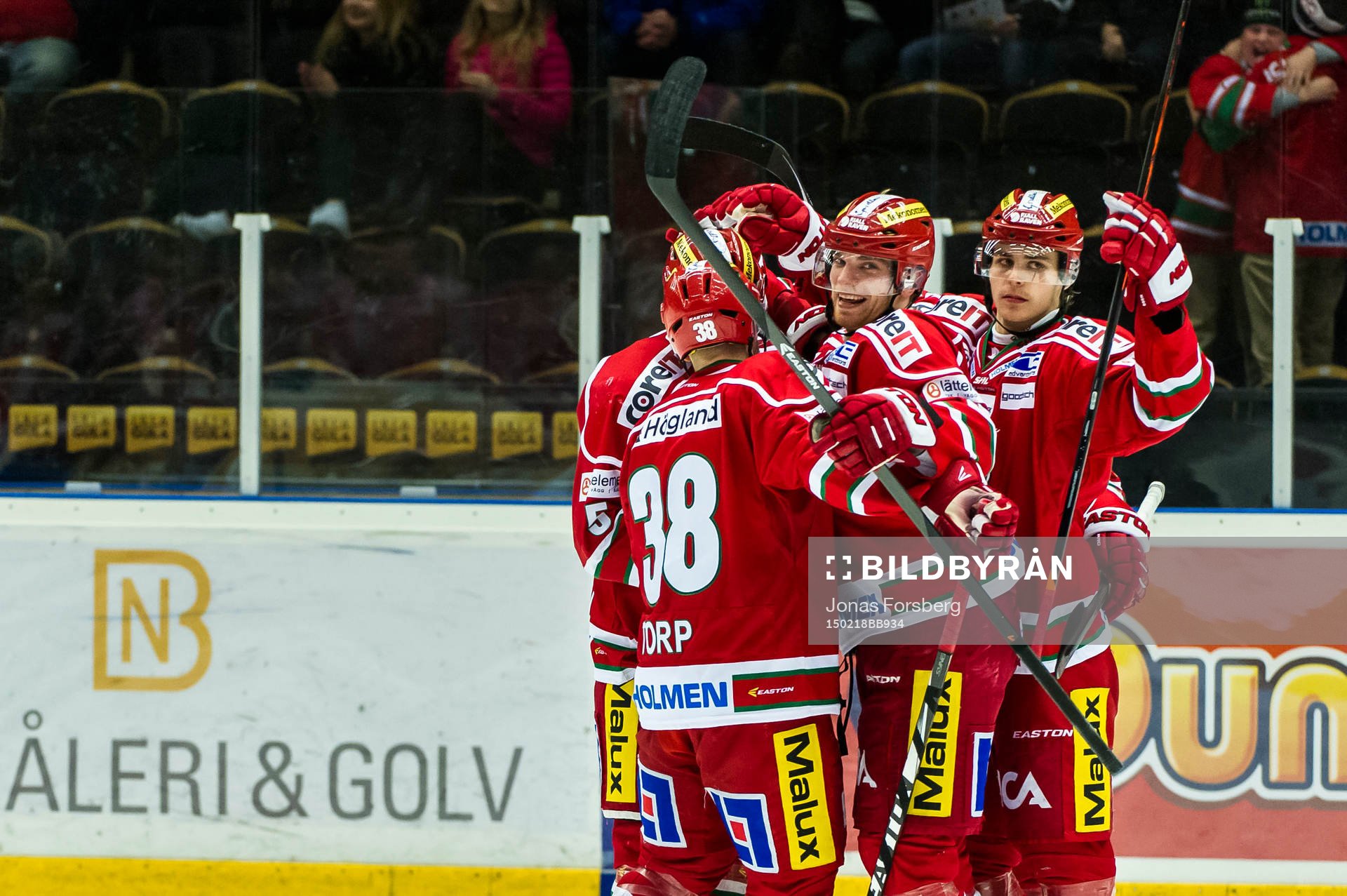 Modos Joonas Nättinen gör mål och firar medNichlas Torp
