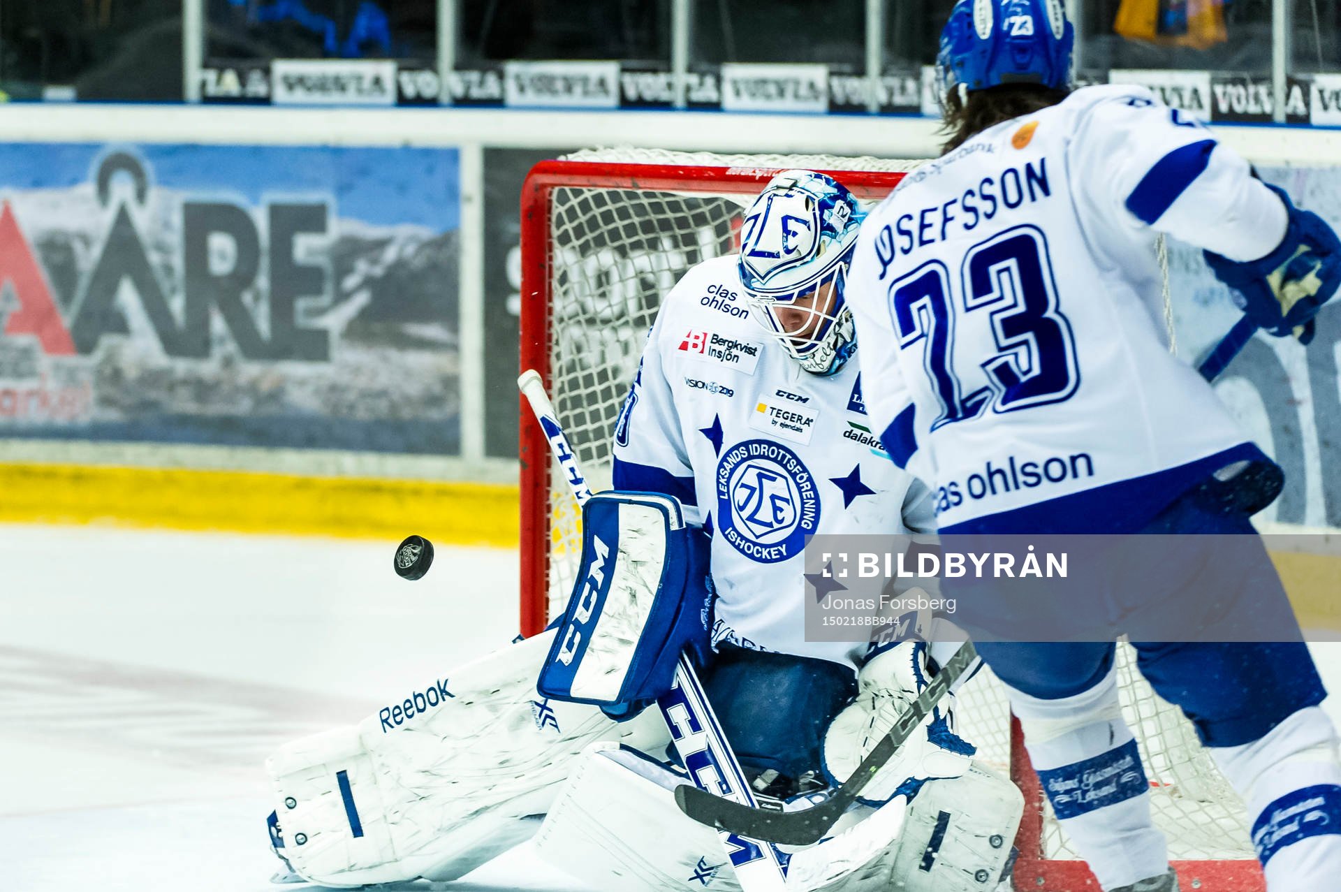 Leksands målvakt Oscar Alsenfelt räddar pucken med Daniel