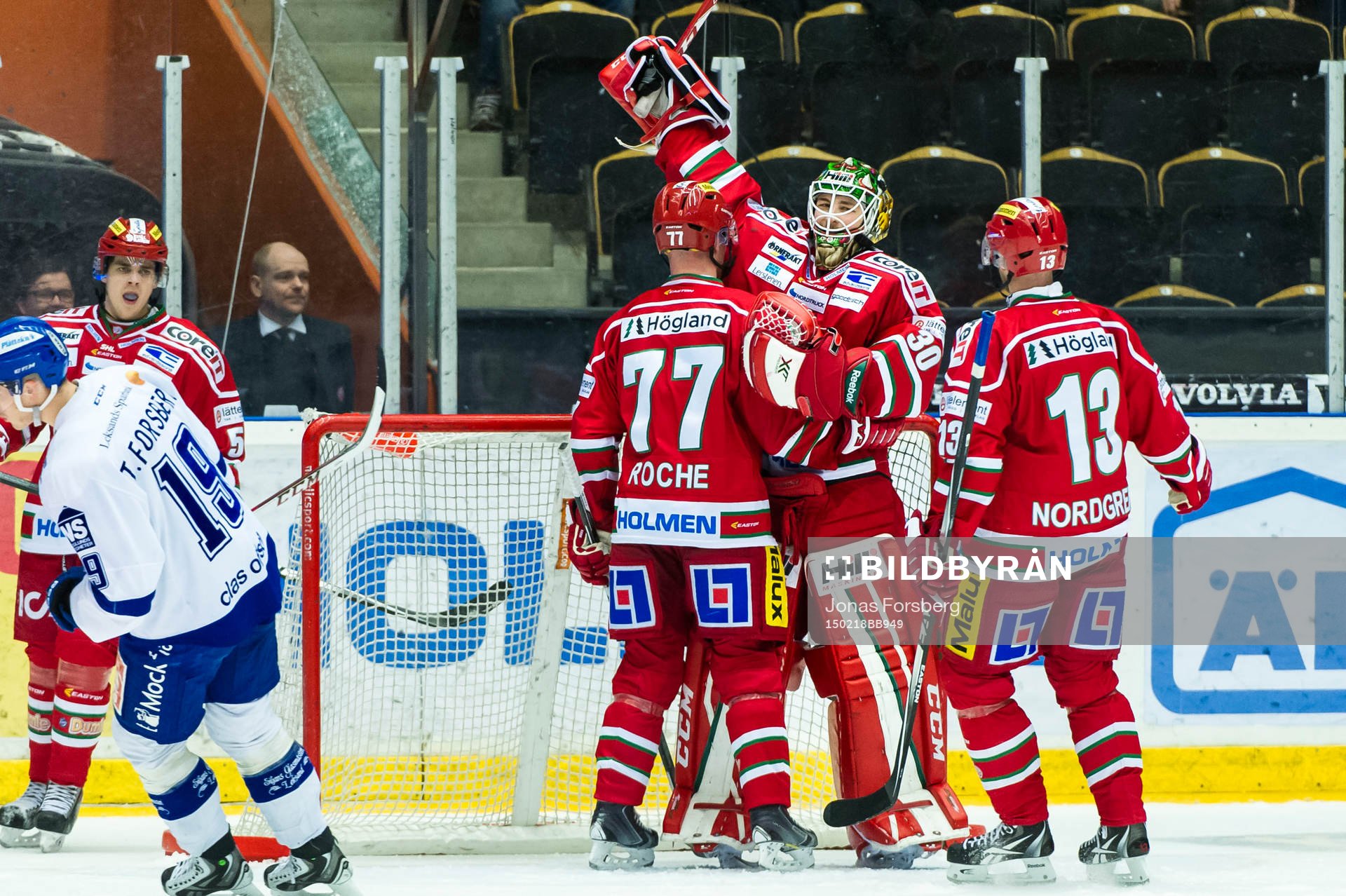 Modos målvakt Linus Ullmark jublar då slutsignalen går