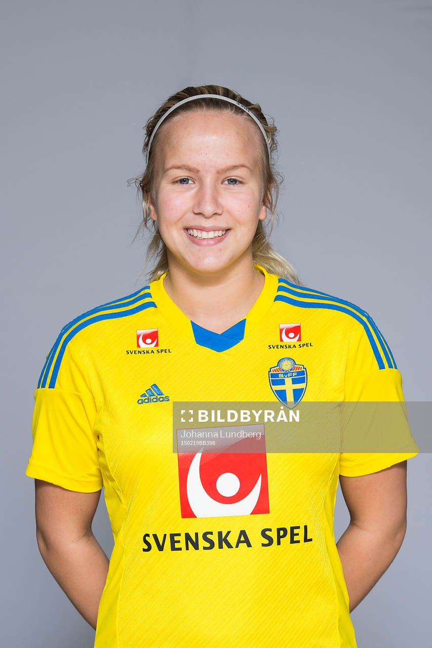Rebecca Rulander som spelar i F17/98-landslaget, poserar för ett porträtt den 19 februari 2015 i Stockholm.