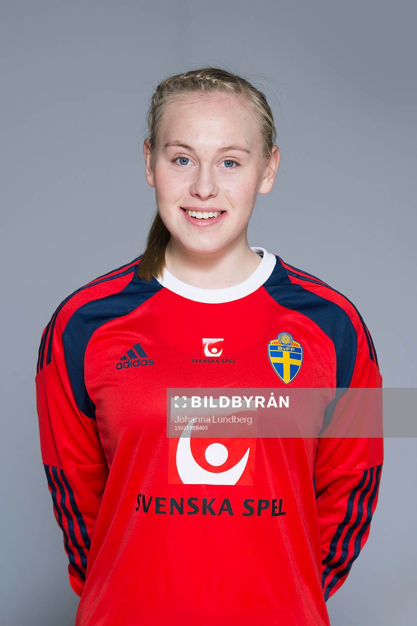 Elvira Jönsson som spelar i F17/98-landslaget, poserar för ett porträtt den 19 februari 2015 i Stockholm.