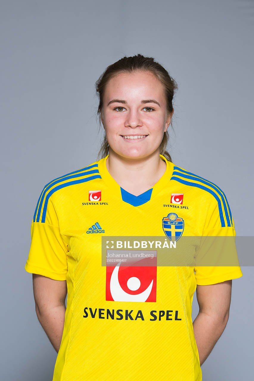 Maxine Björkholm som spelar i F17/98-landslaget