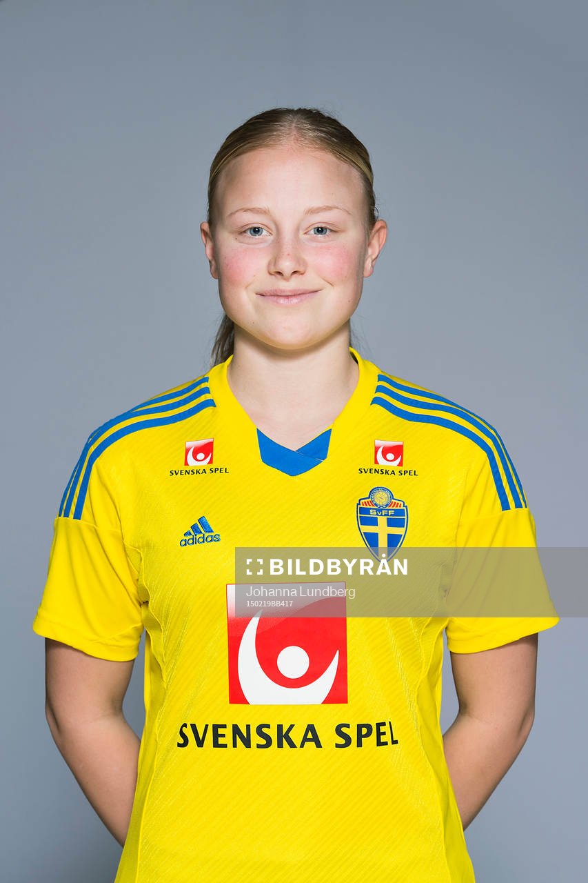 Ebba Wieder som spelar i F17/98-landslaget, poserar för ett porträtt den 19 februari 2015 i Stockholm.