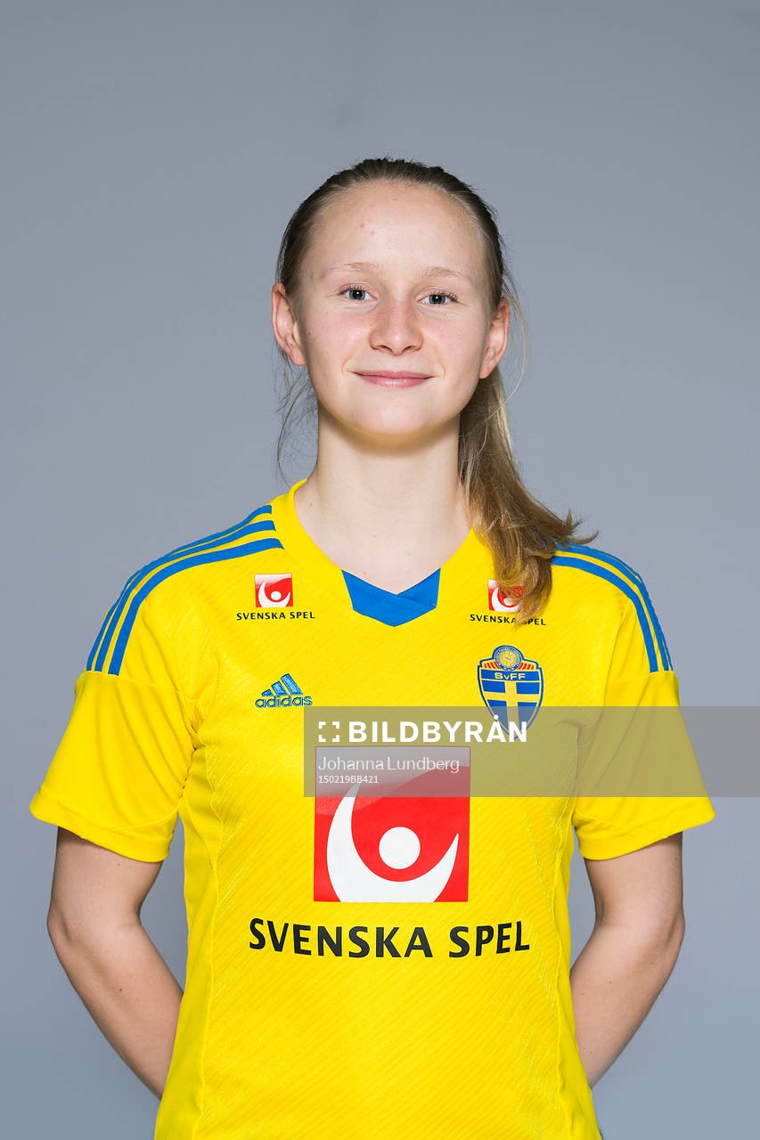 Lina Malmborg som spelar i F17/98-landslaget, poserar för ett porträtt den 19 februari 2015 i Stockholm.