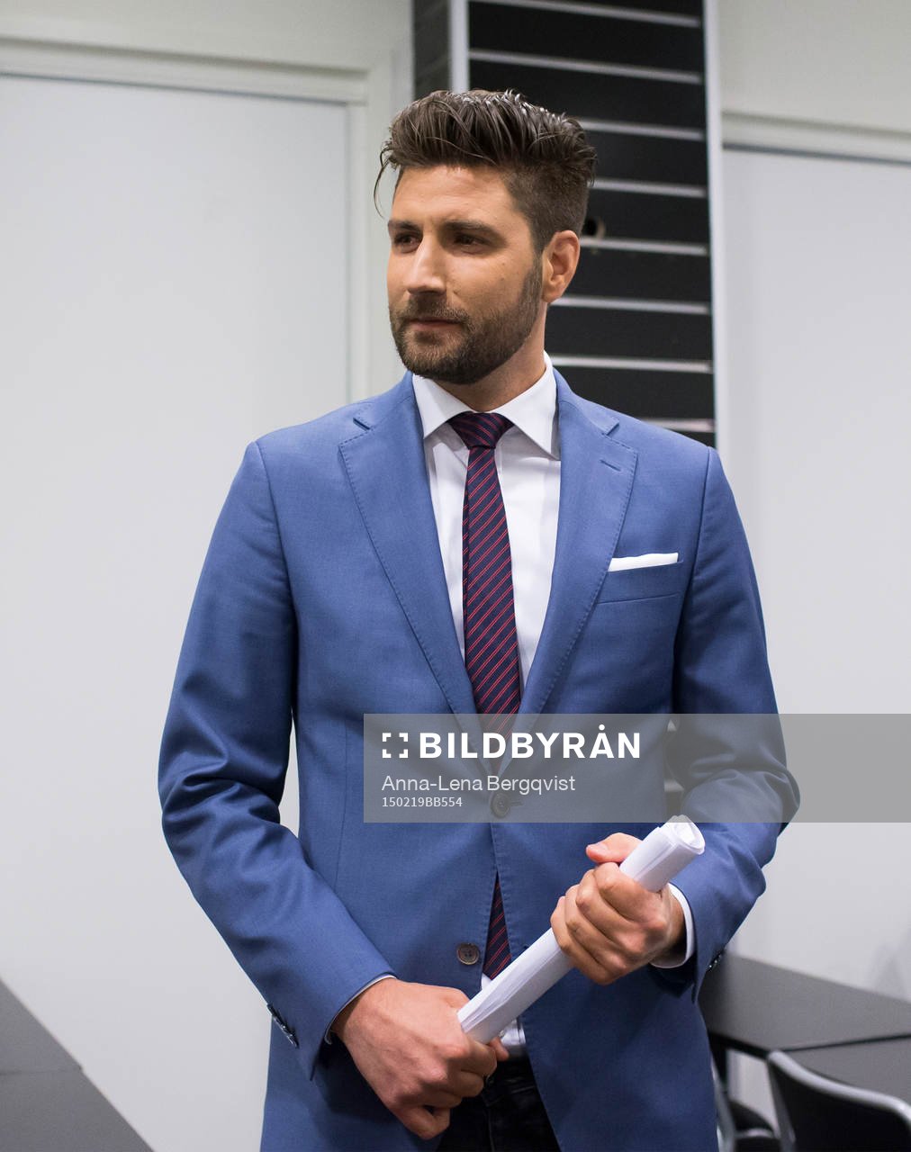 C-Mores kommentator Björn Oldéen före  ishockeymatchen i