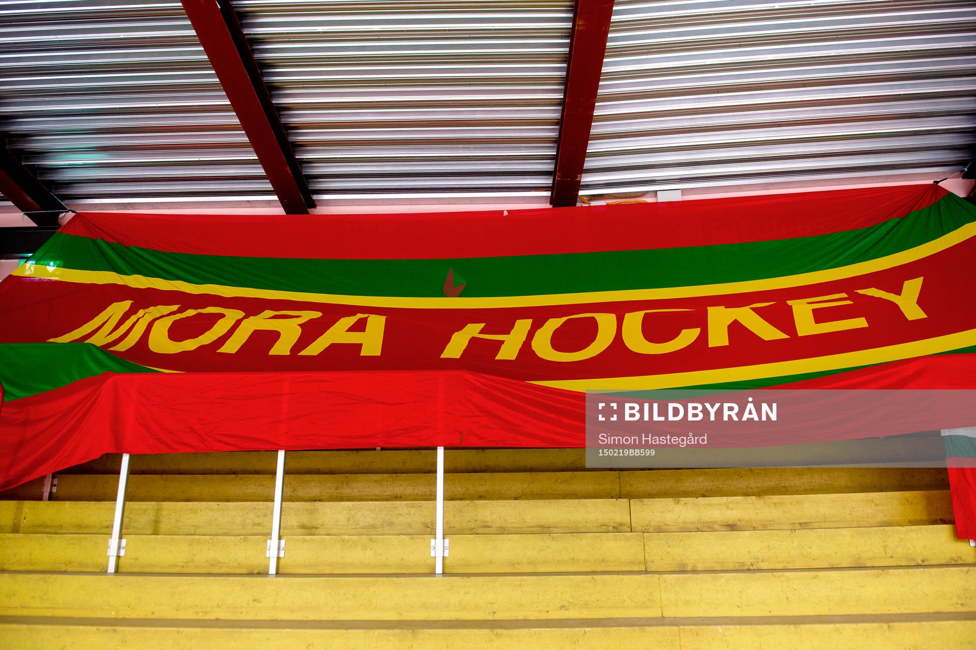En flagga före ishockeymatchen i hockeyallsvenskan mellan