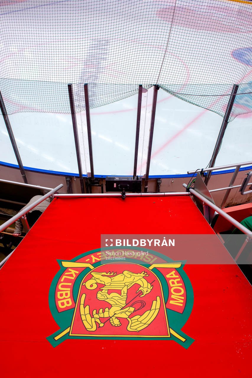 Moras klubbmärke ovanför spelaringången före