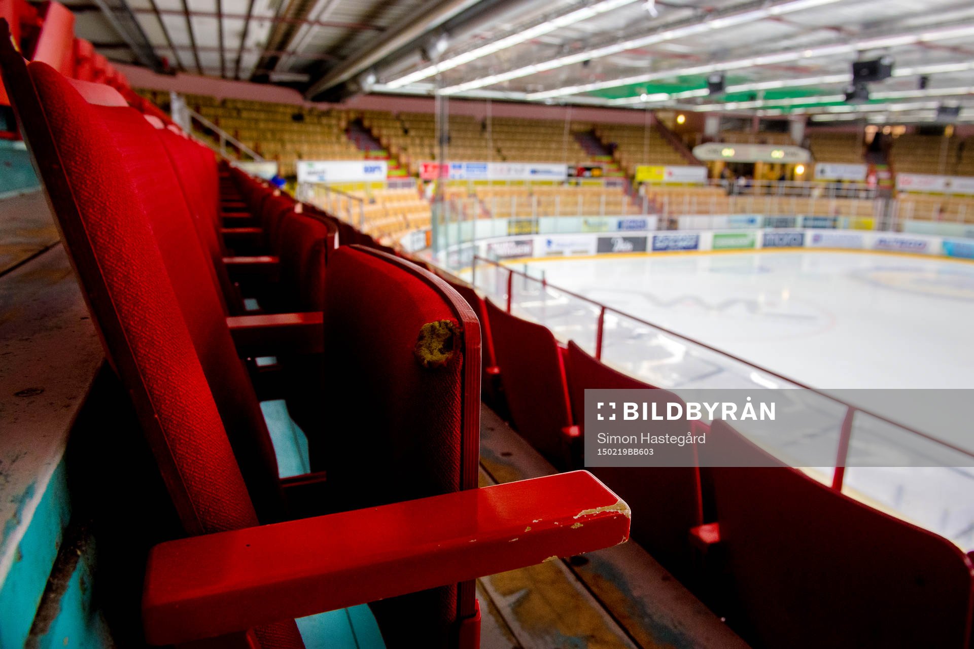 En sliten stol på läktaren inne på FM Mattsson Arena