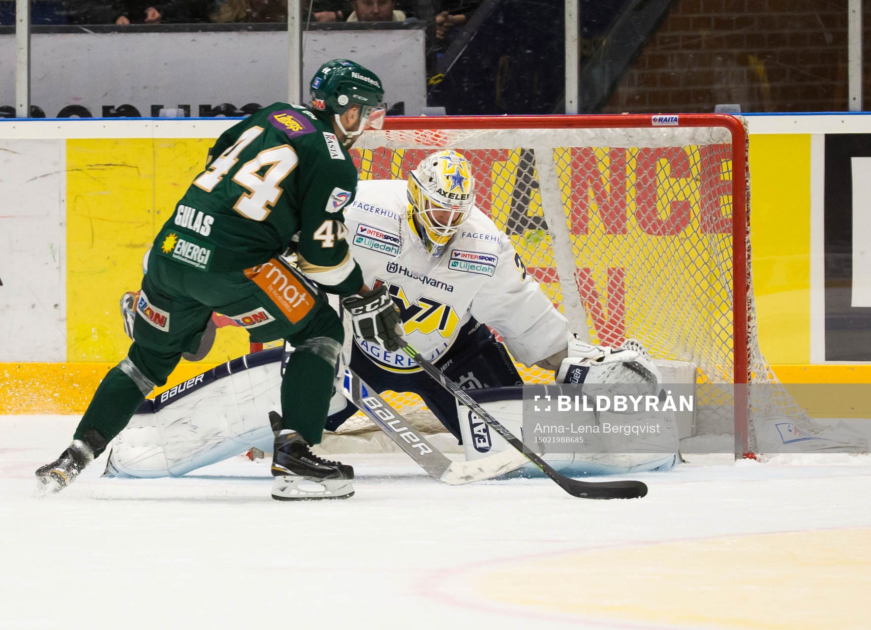 s målvakt Gustaf Wesslau räddar