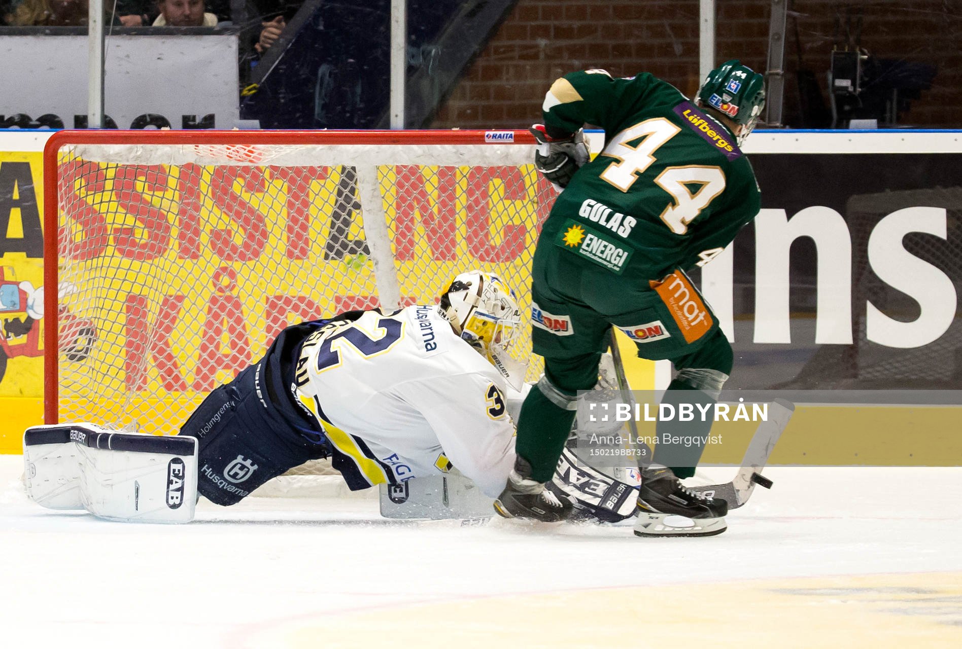 s målvakt Gustaf Wesslau räddar