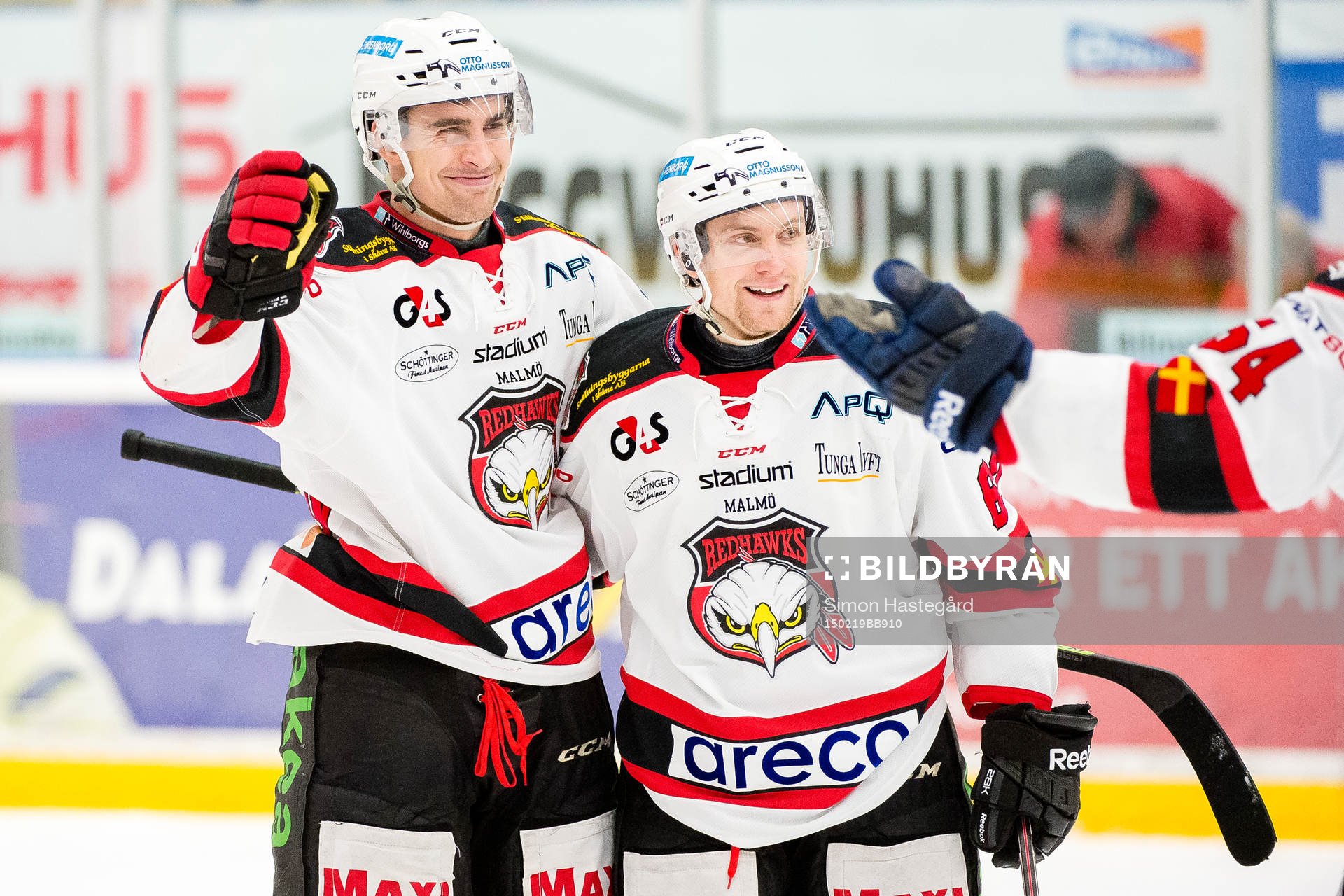 Malmö Redhawks Nils Andersson och Jens Jakobs  jublar