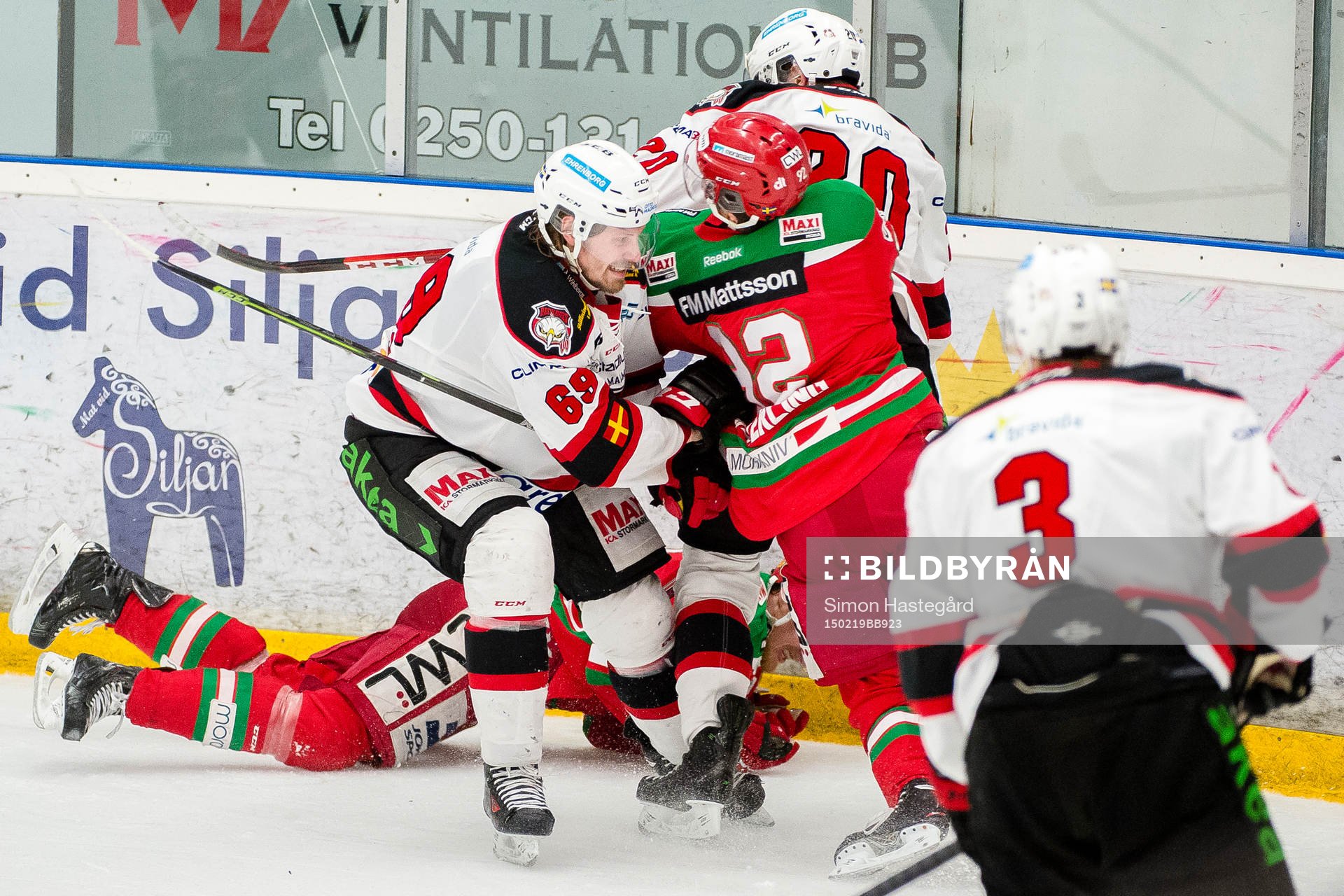 Malmö Redhawks Stefan Warg tacklar Moras Jonas Westerling