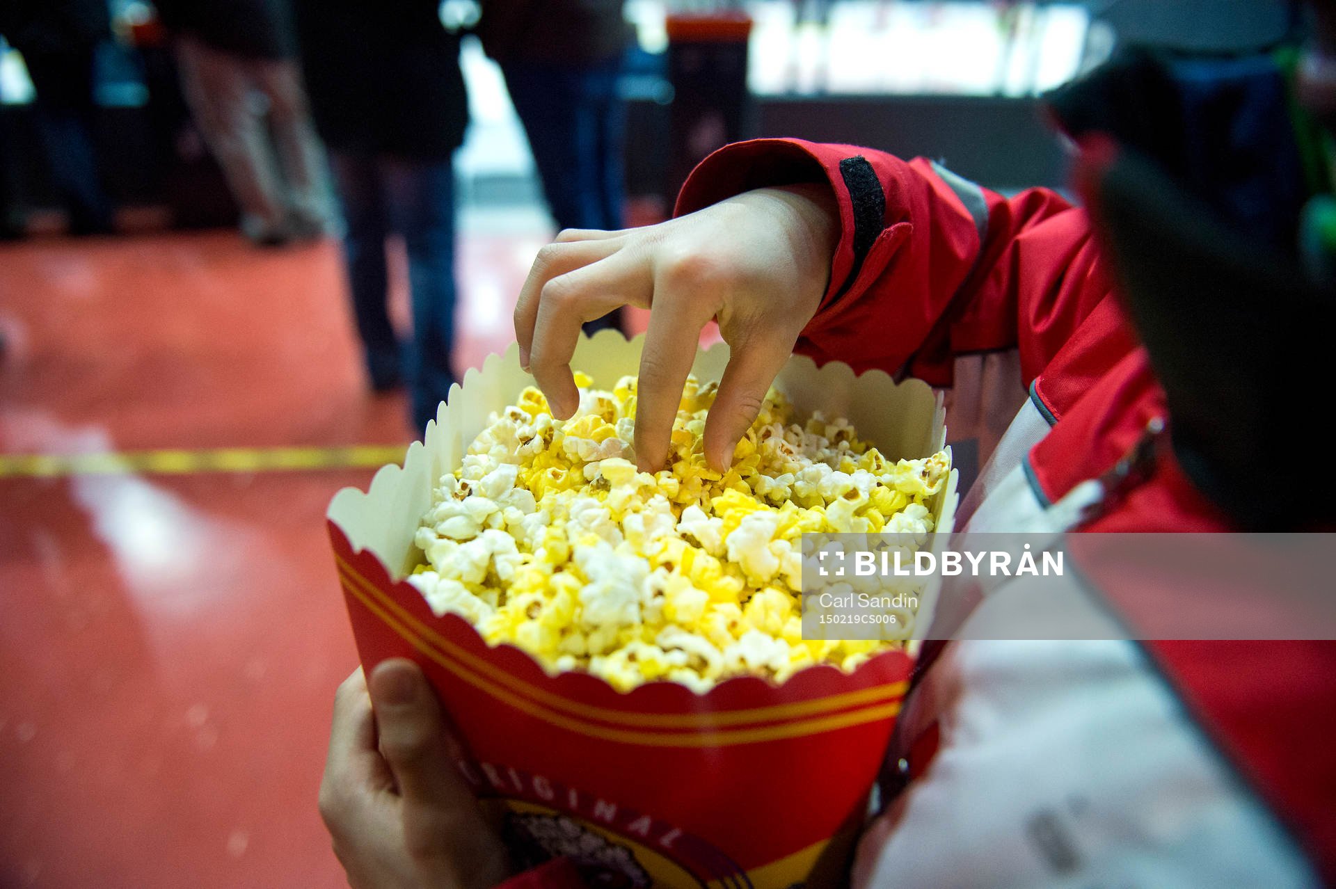 En person äter popcorn