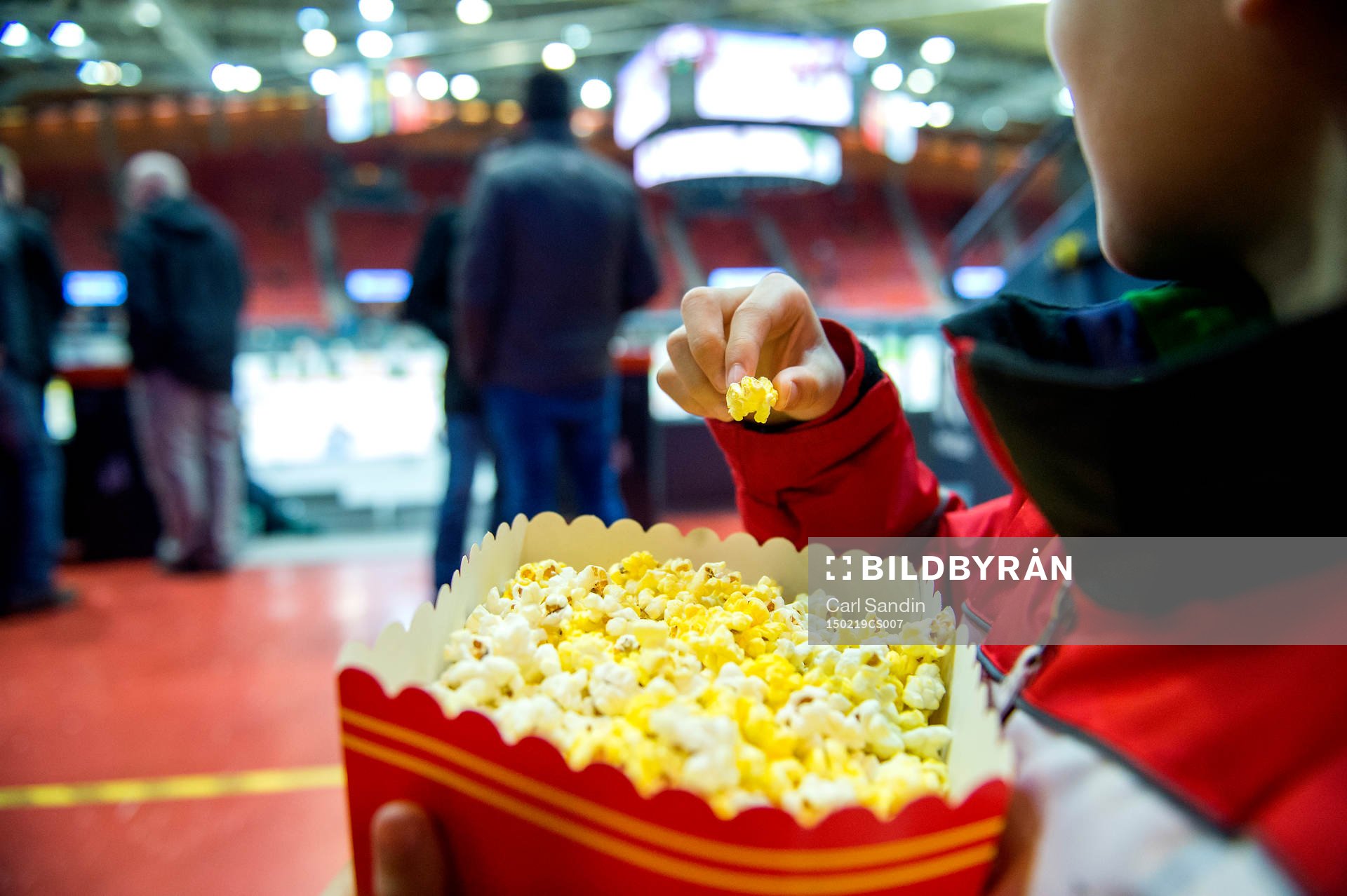 En person äter popcorn