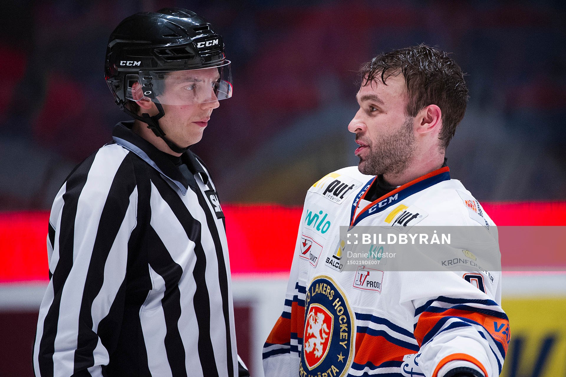 Växjös Josh Hennessy i diskussion med domaren