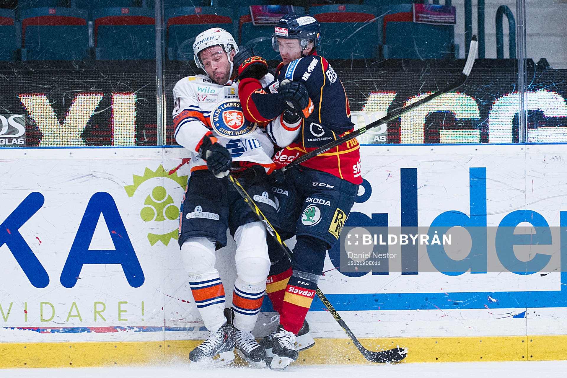 Växjös Josh Hennessy i kamp om pucken med Djurgårdens