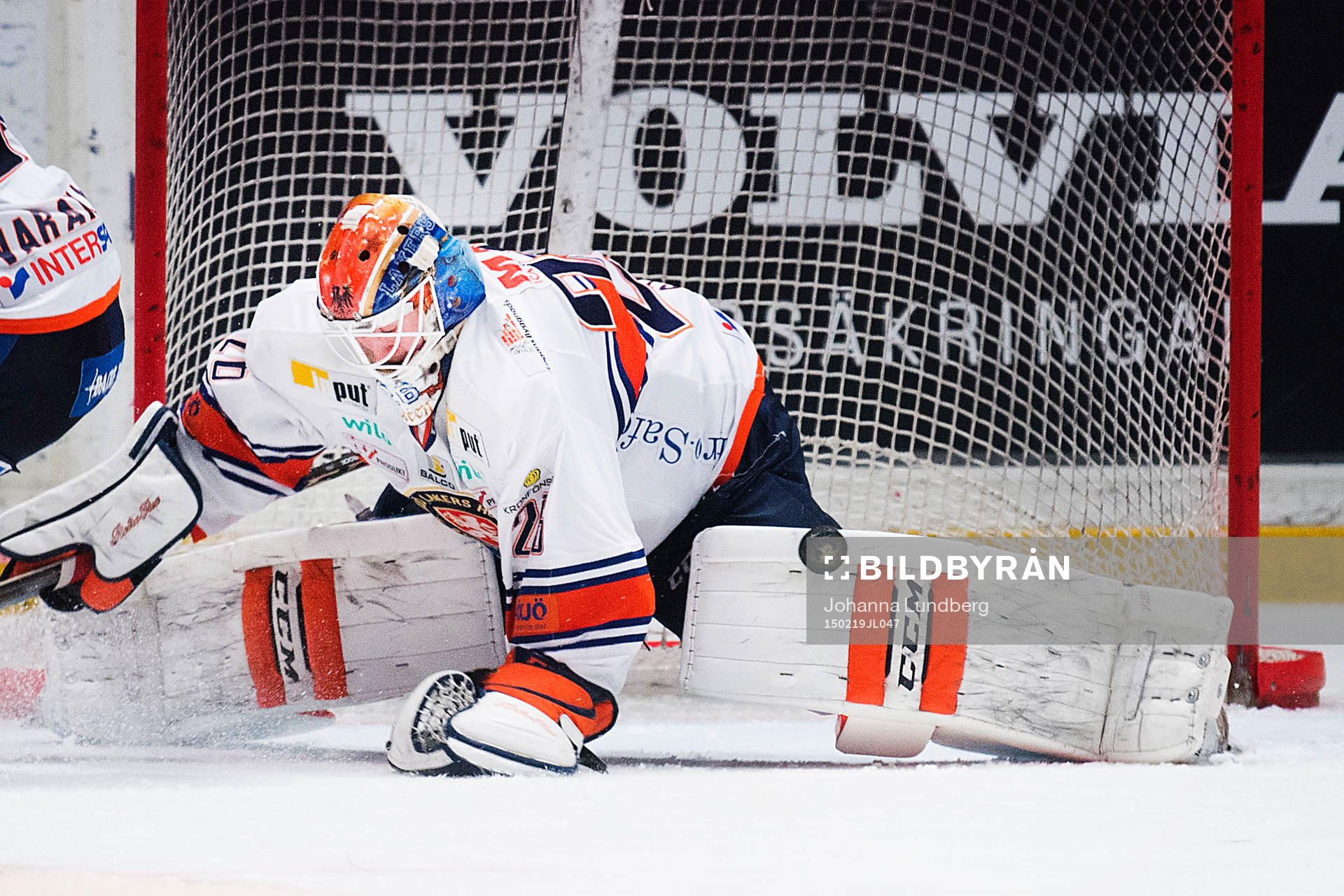 Växjös målvakt Stefan Steen räddar pucken med sitt