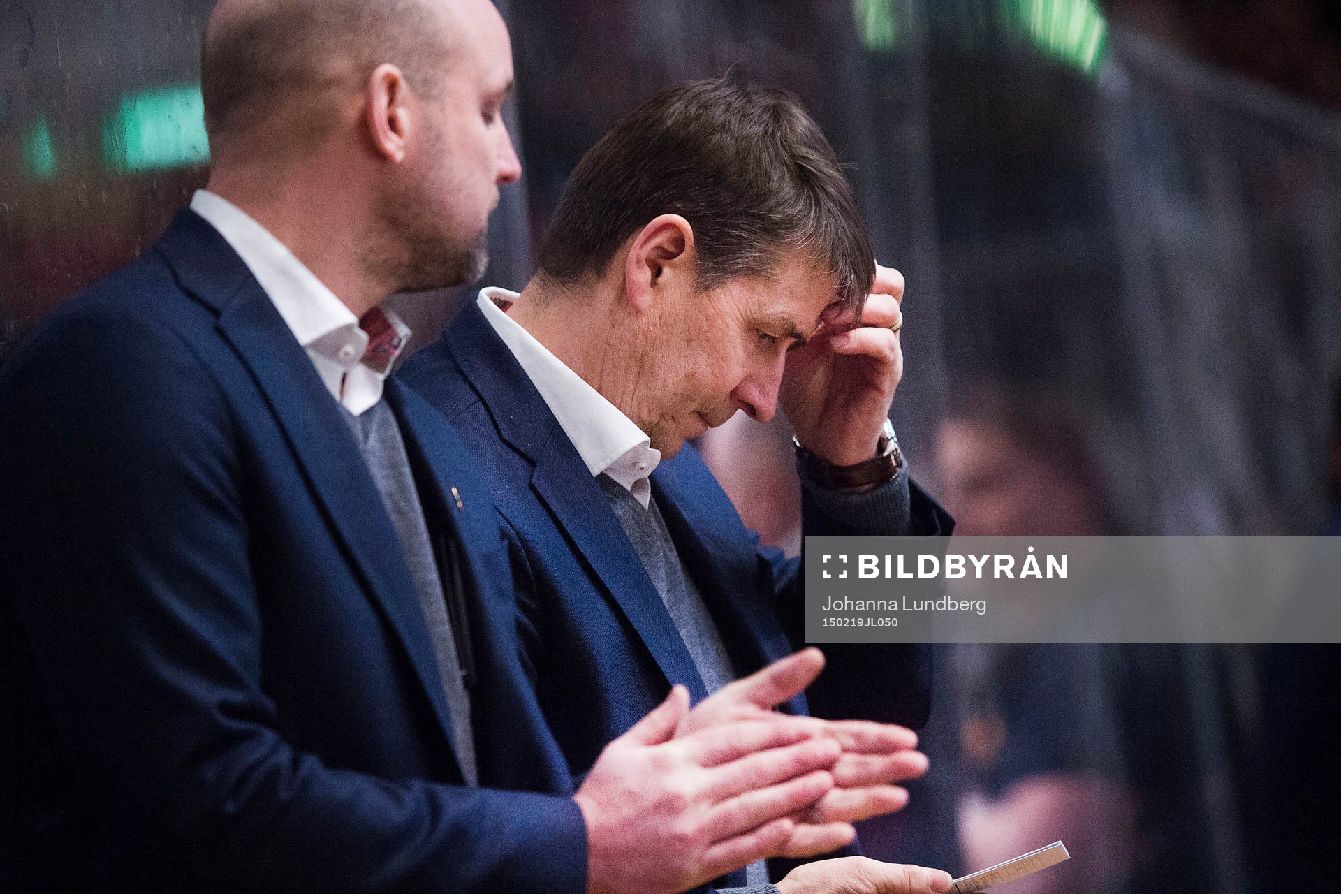 Djurgårdens tränare Hans Särkijärvi tar sig för pannan