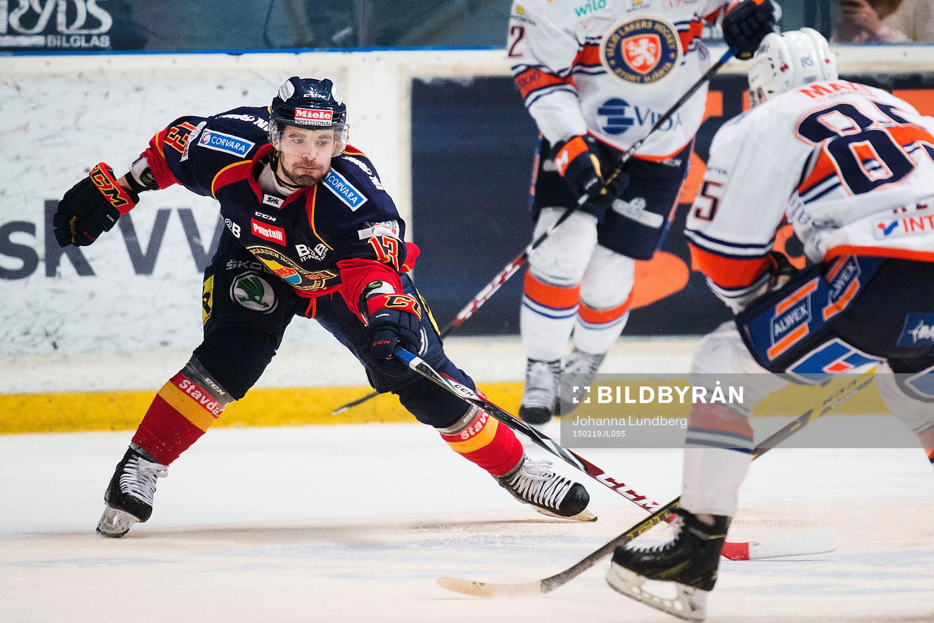 Djurgårdens Damien Fleury försöker ta pucken av Växjös