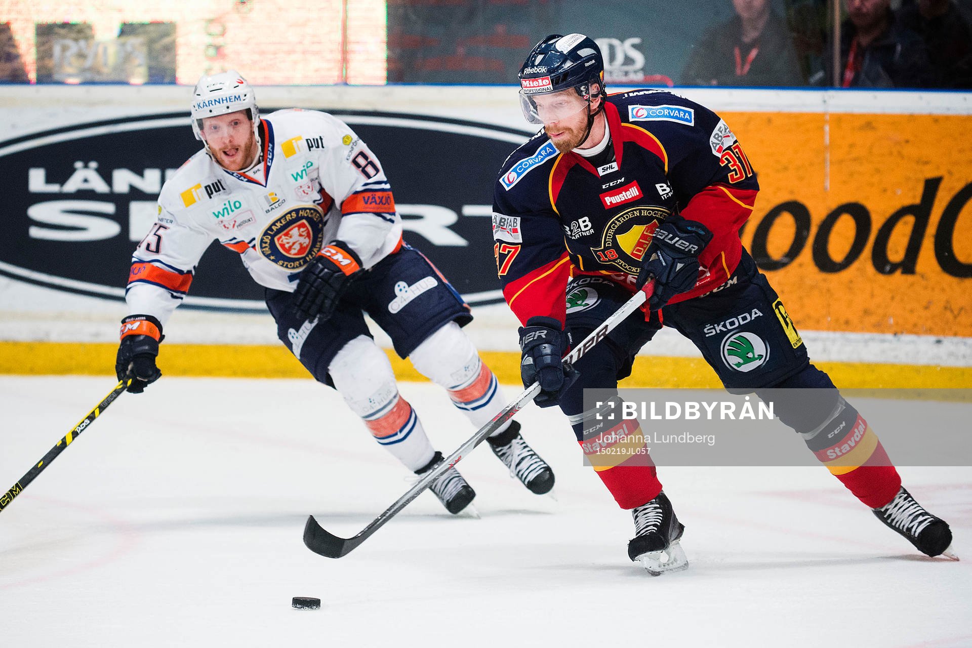 Växjös Liam Reddox och Djurgårdens Mikael Samuelsson