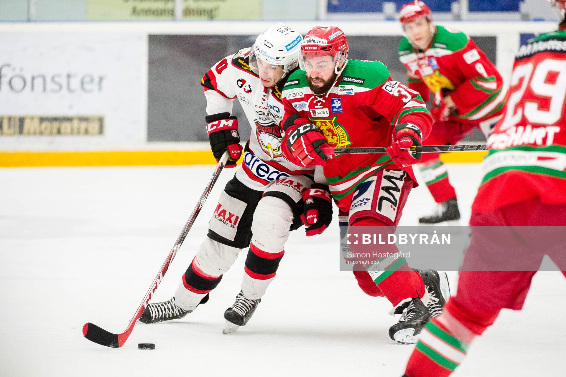 Malmö Redhawks Henrik Hetta tacklas utav Moras Jerry