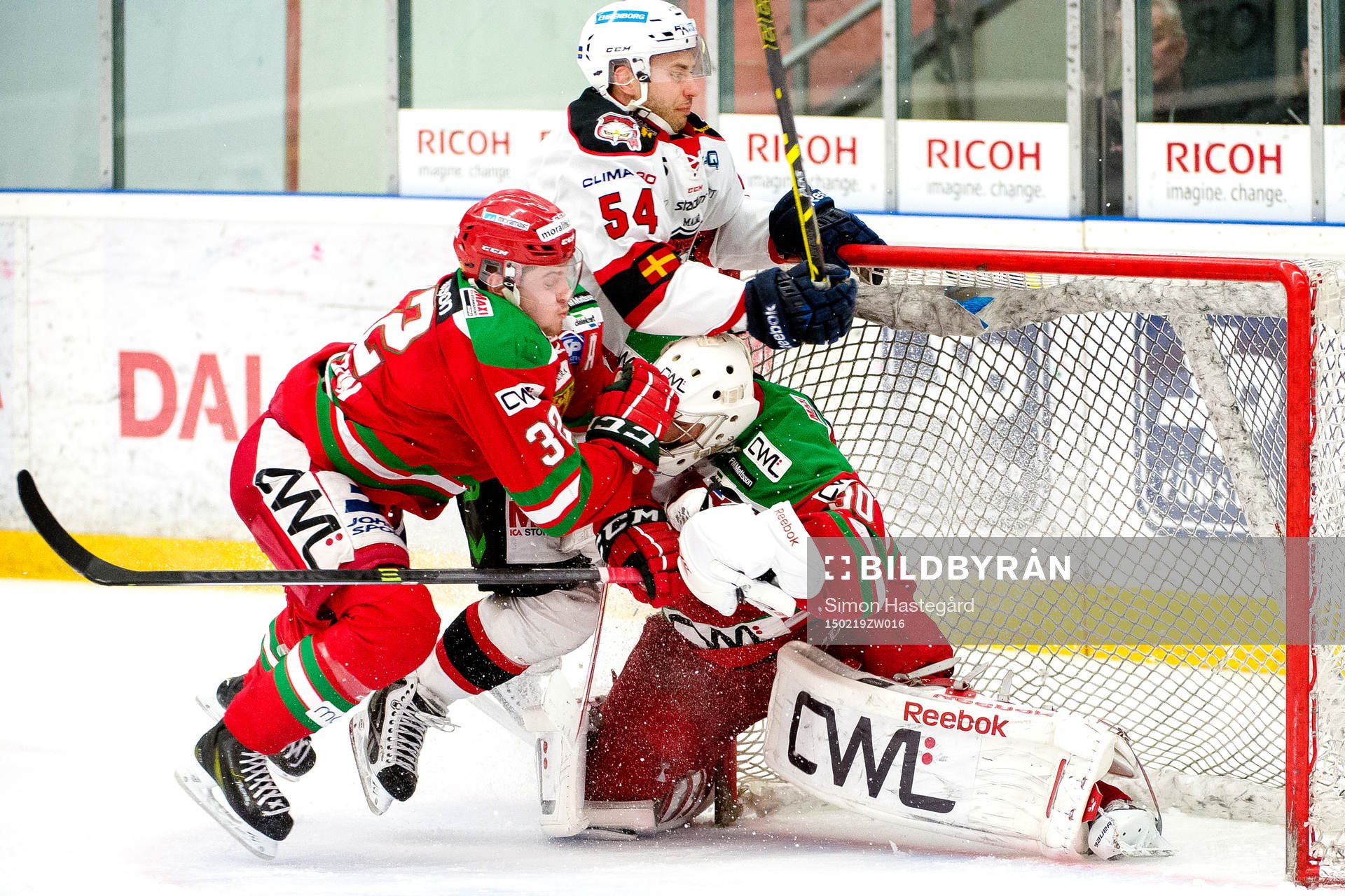 Malmö Redhawks Fabian Brunnström krockar med Moras Lukas